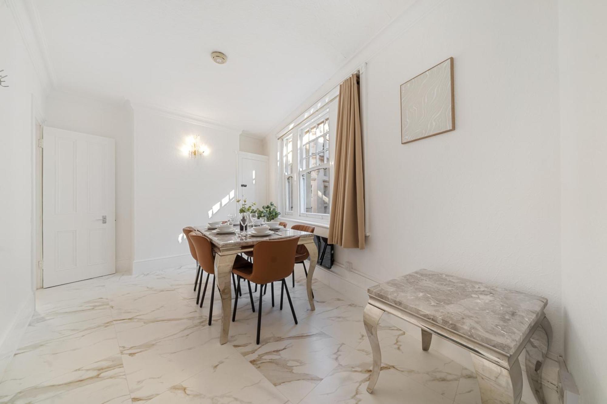 Lägenhet Prime Soho 3-bedroom Steps From Piccadilly And Chinatown 3gh London