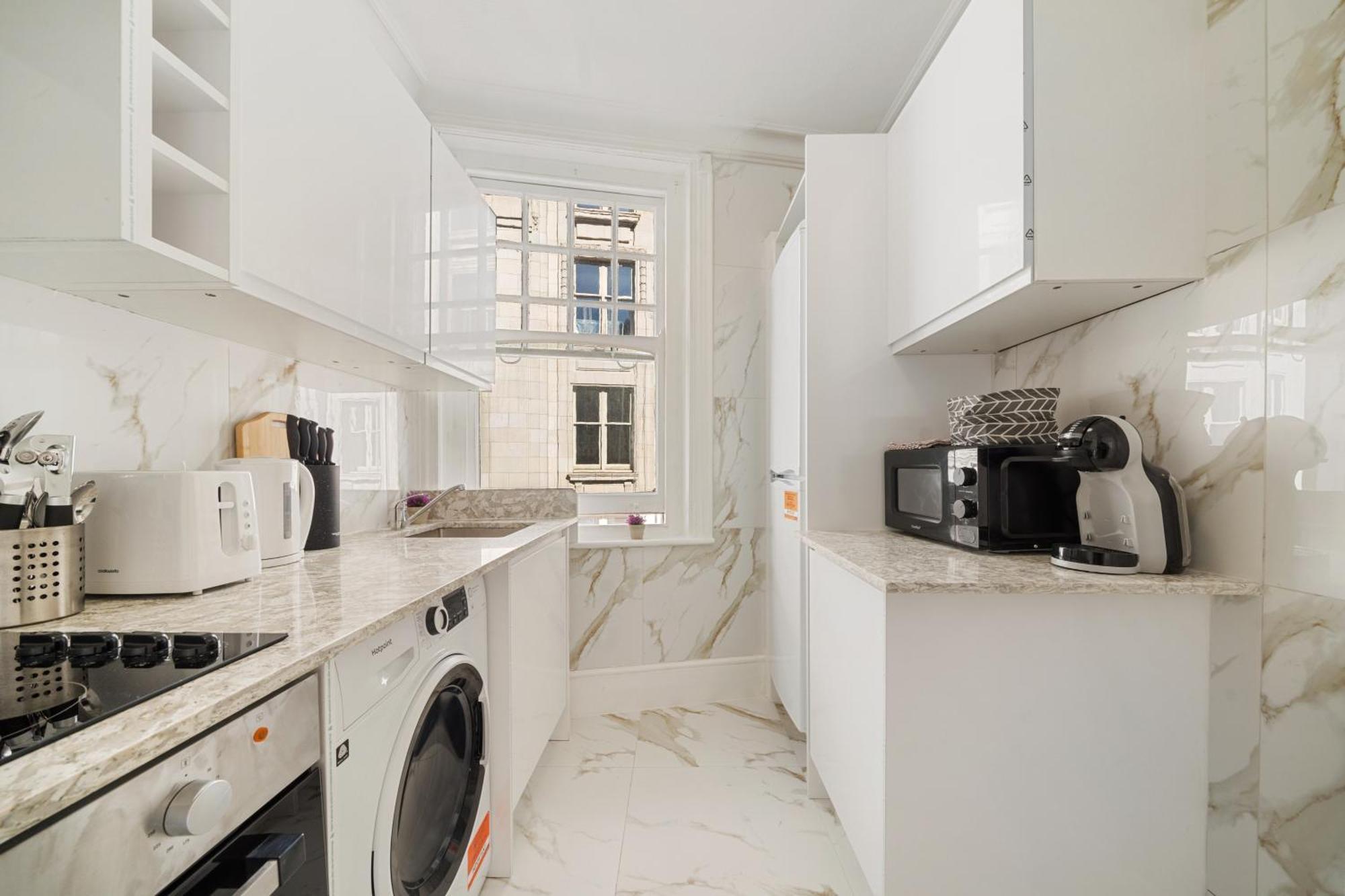 Prime Soho 3-bedroom Steps From Piccadilly And Chinatown 3gh Lägenhet London
