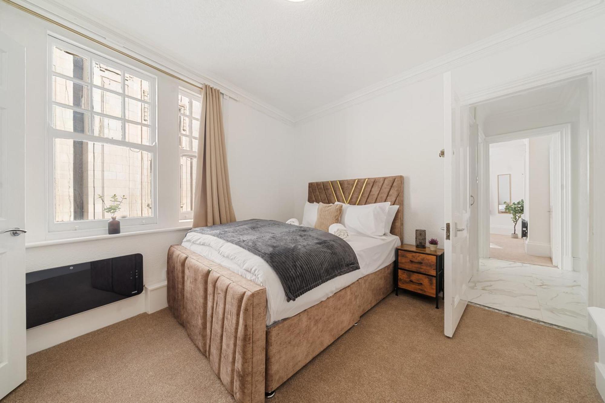 Prime Soho 3-bedroom Steps From Piccadilly And Chinatown 3gh Lägenhet London