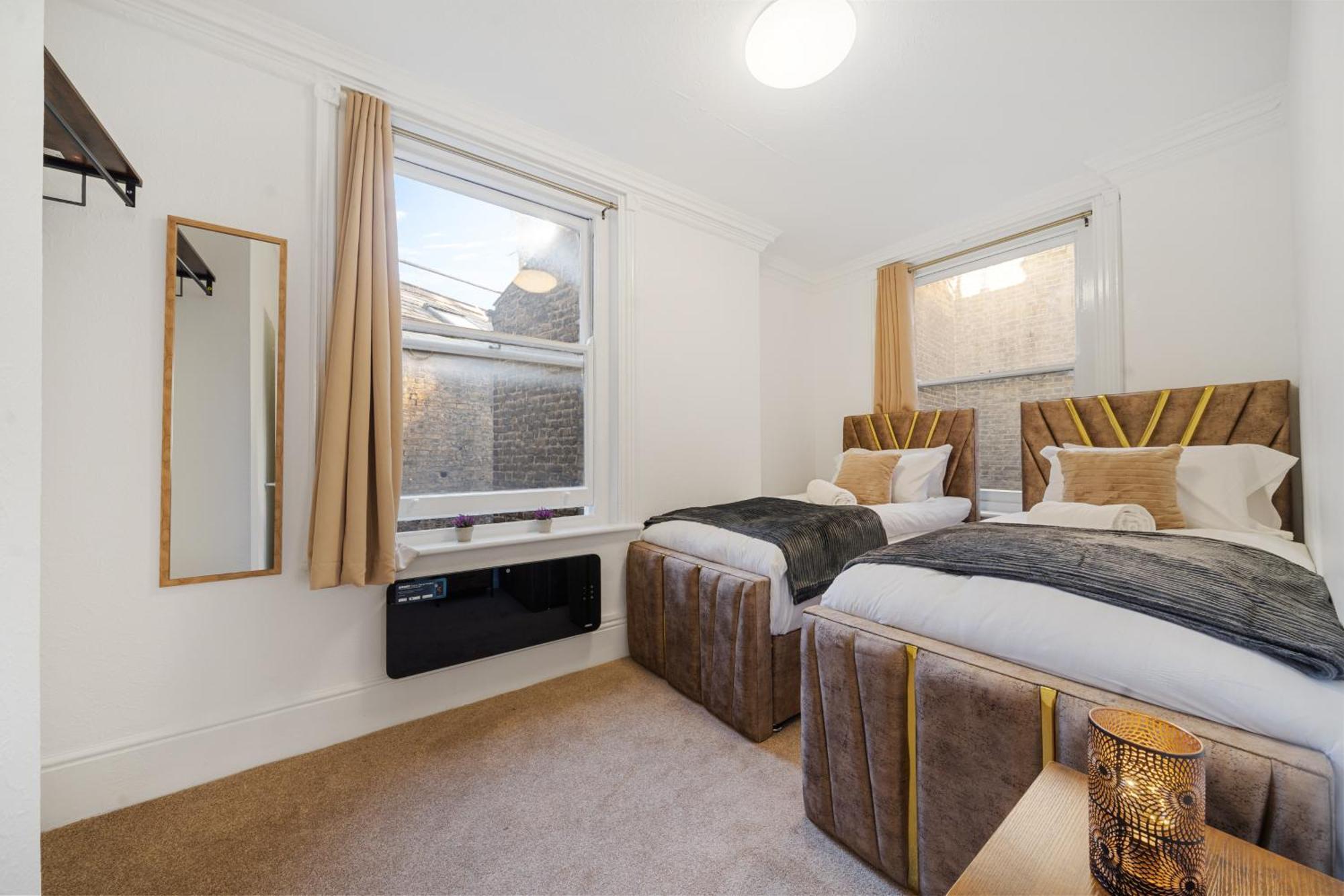 Prime Soho 3-bedroom Steps From Piccadilly And Chinatown 3gh Lägenhet London