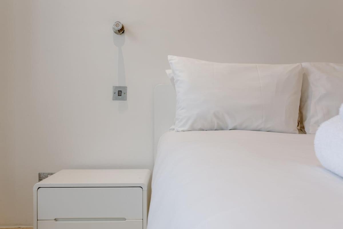 Bright Modern Large 1 Bed Flat In Battersea Clapham Junction London