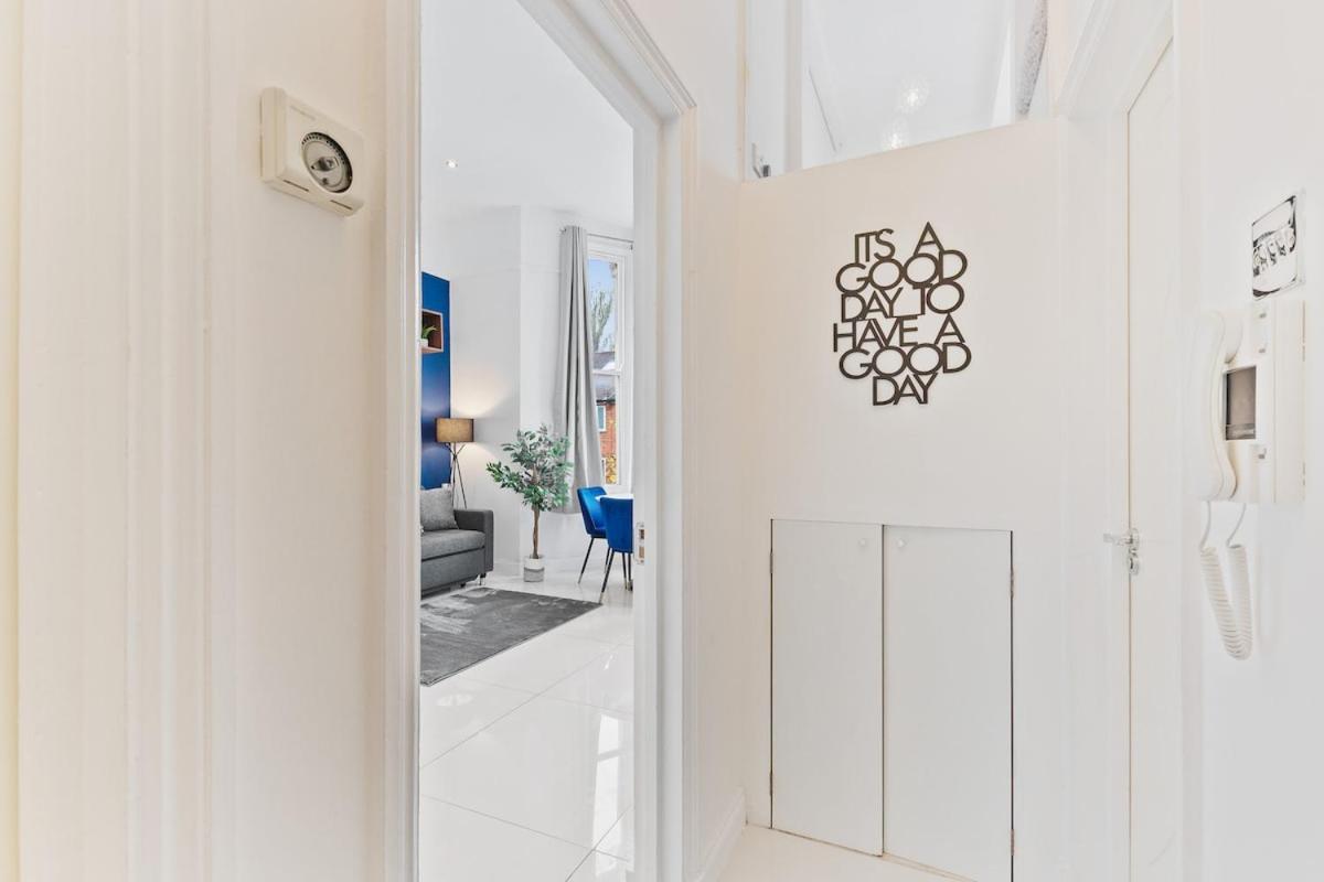 Chic 2 Bed Flat West London