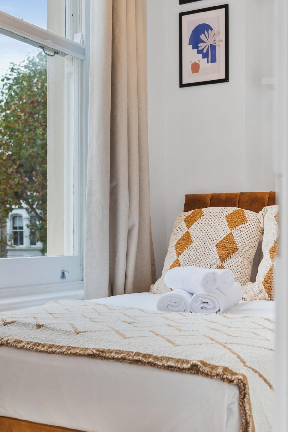 Chic 2 Bed Flat West * London