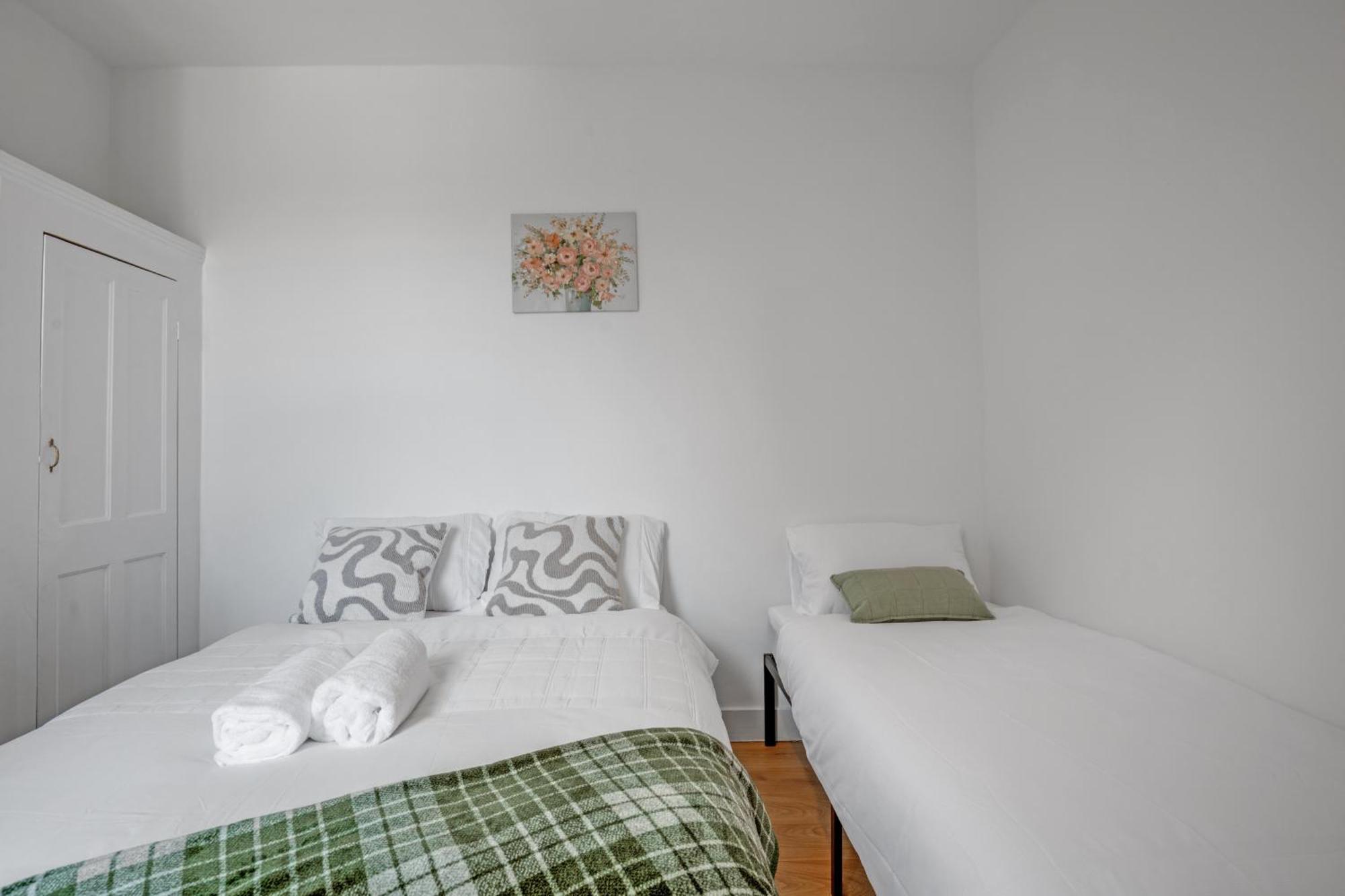 3 Bedroom Luxury House With Parking London