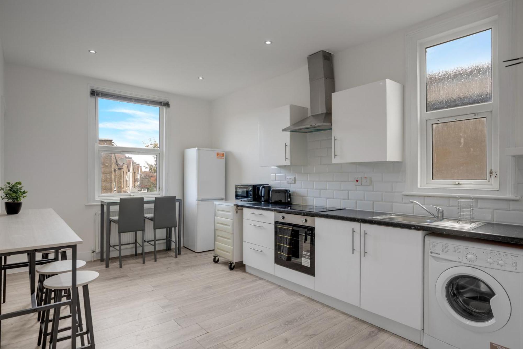 3 Bedroom Luxury House With Parking * London