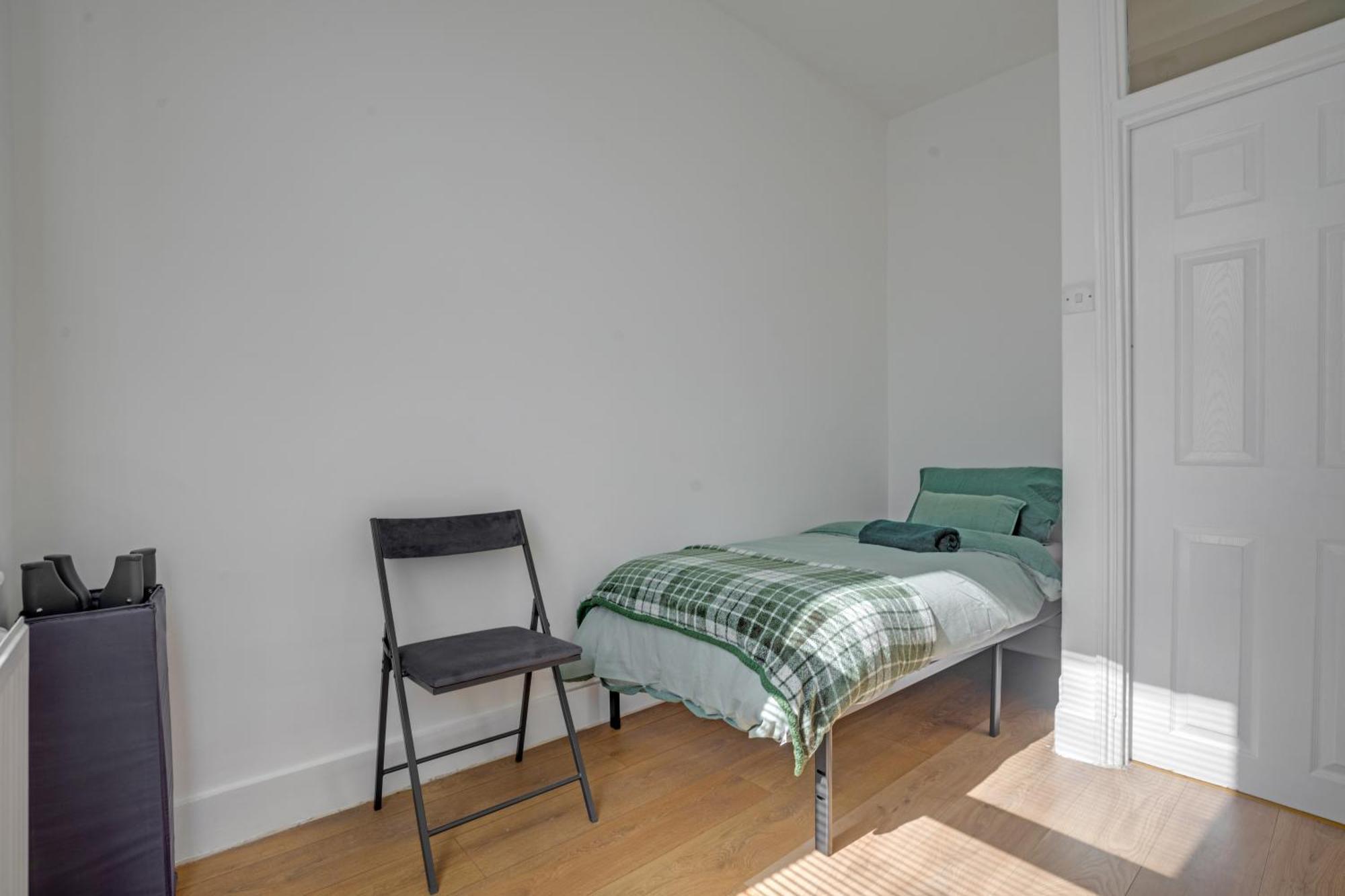 3 Bedroom Luxury House With Parking London