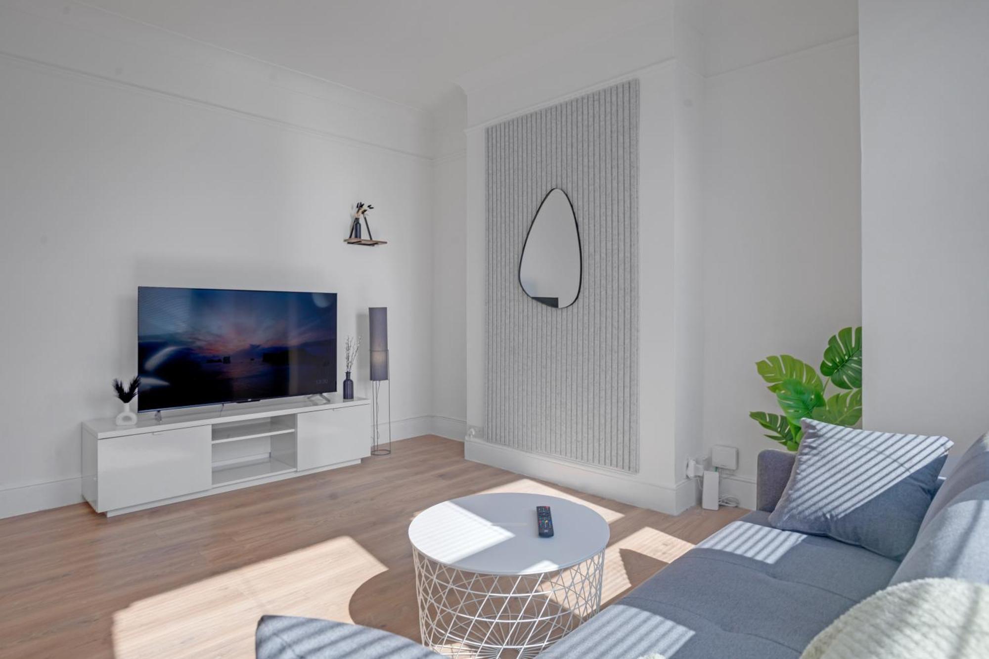 Apartment 3 Bedroom Luxury House With Parking