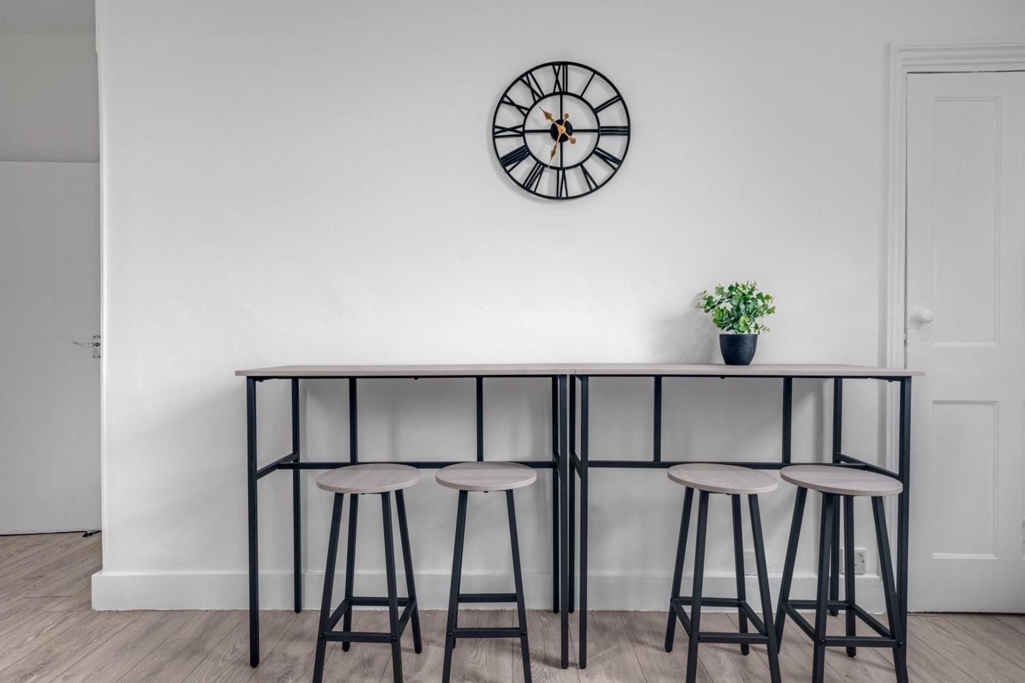 3 Bedroom Luxury House With Parking Apartment London
