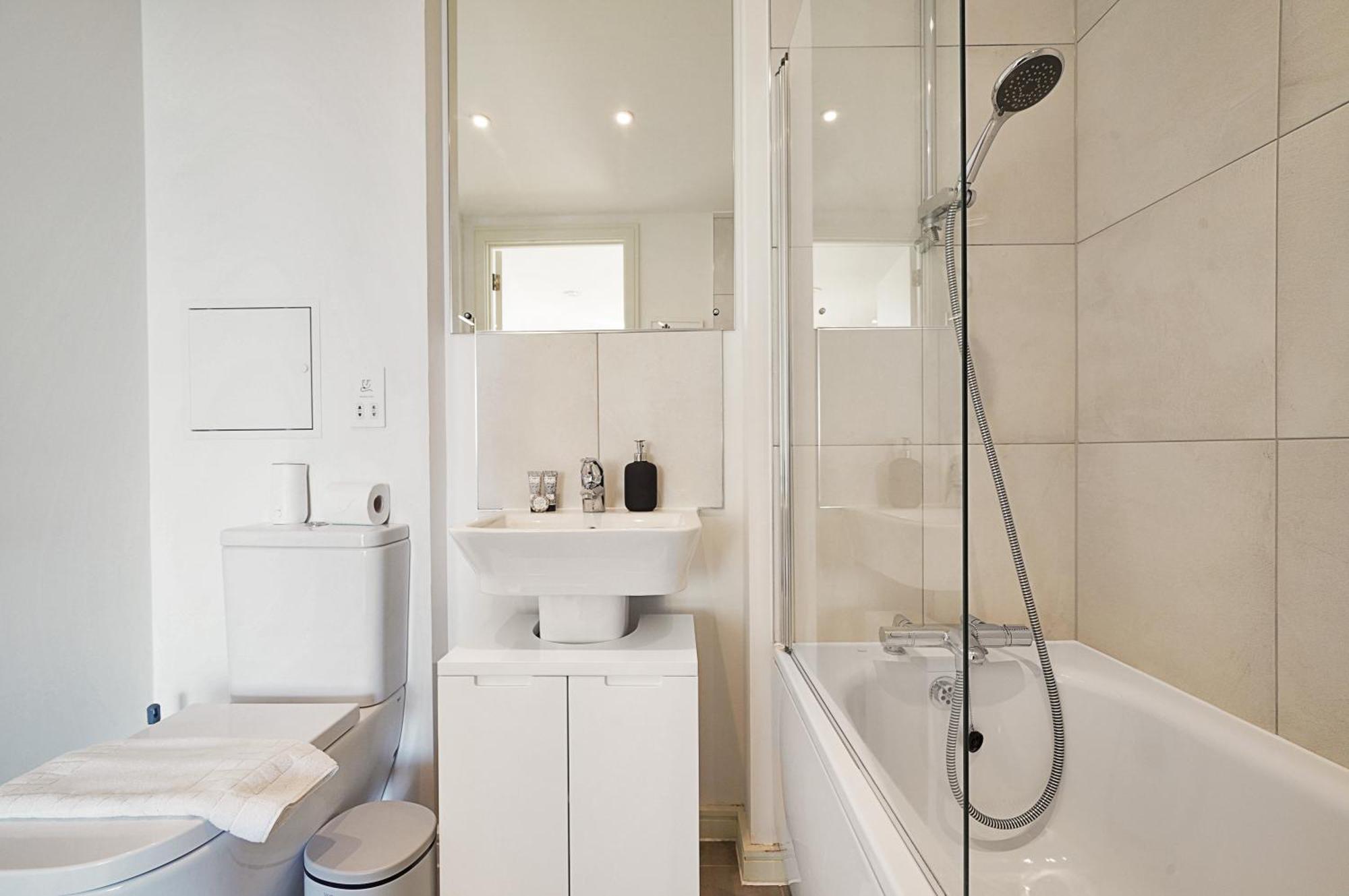 Leilighet Stunning Flat With Large Balcony Overlooking River By Cto Serviced London