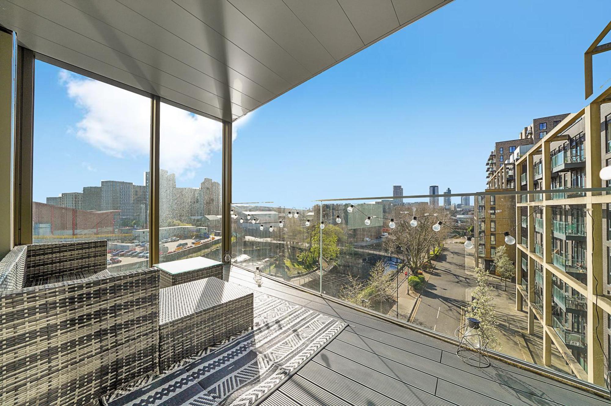 Leilighet Stunning Flat With Large Balcony Overlooking River By Cto Serviced