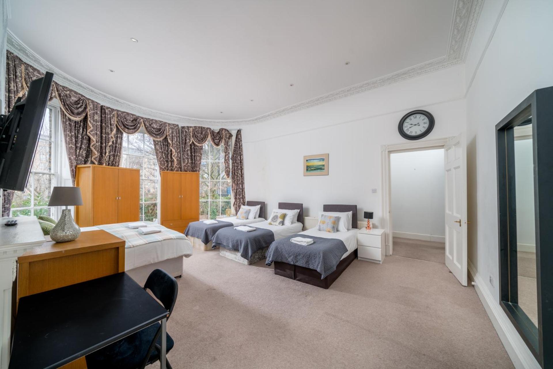 Larger Groups Close To O2 Arena Excel Canary Wharf With Wifi And Parking Within Mins Walk To Drl & Jubilee Line Apartment London