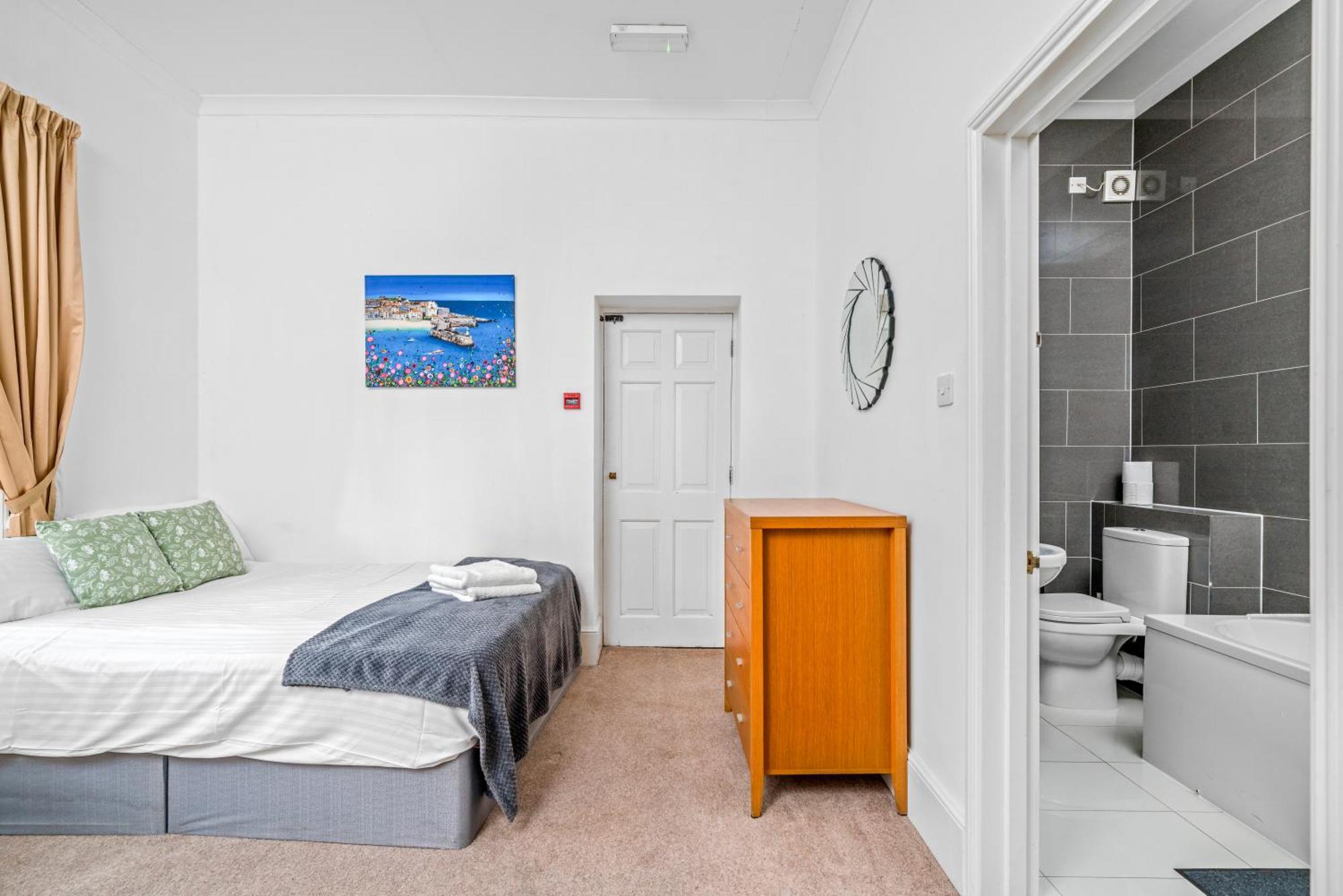 Larger Groups Close To O2 Arena Excel Canary Wharf With Wifi And Parking Within Mins Walk To Drl & Jubilee Line Apartment London