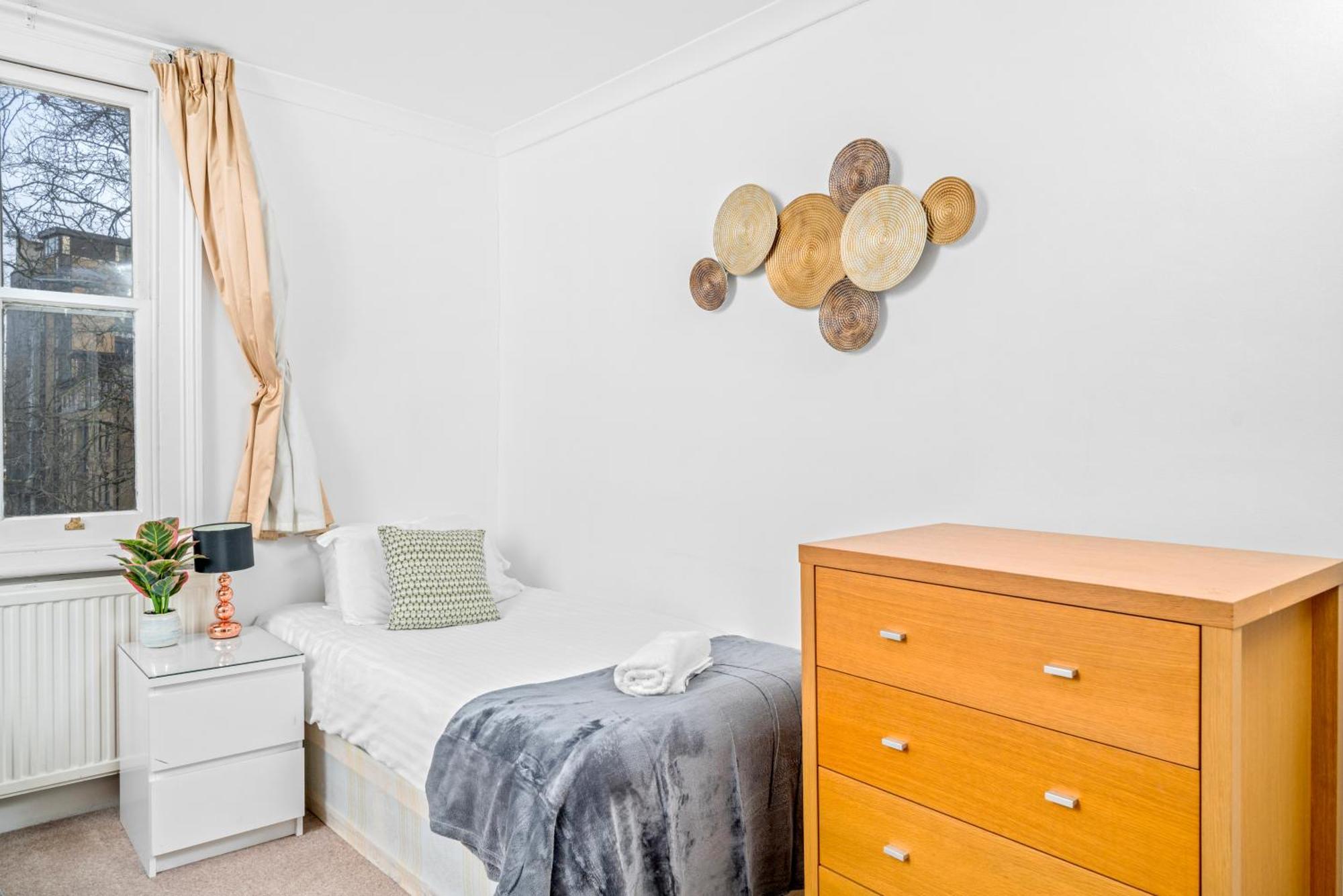 Larger Groups Close To O2 Arena Excel Canary Wharf With Wifi And Parking Within Mins Walk To Drl & Jubilee Line Apartment