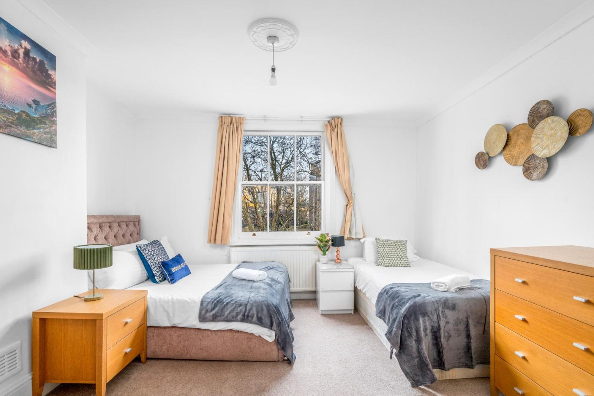 Larger Groups Close To O2 Arena Excel Canary Wharf With Wifi And Parking Within Mins Walk To Drl & Jubilee Line Apartment London