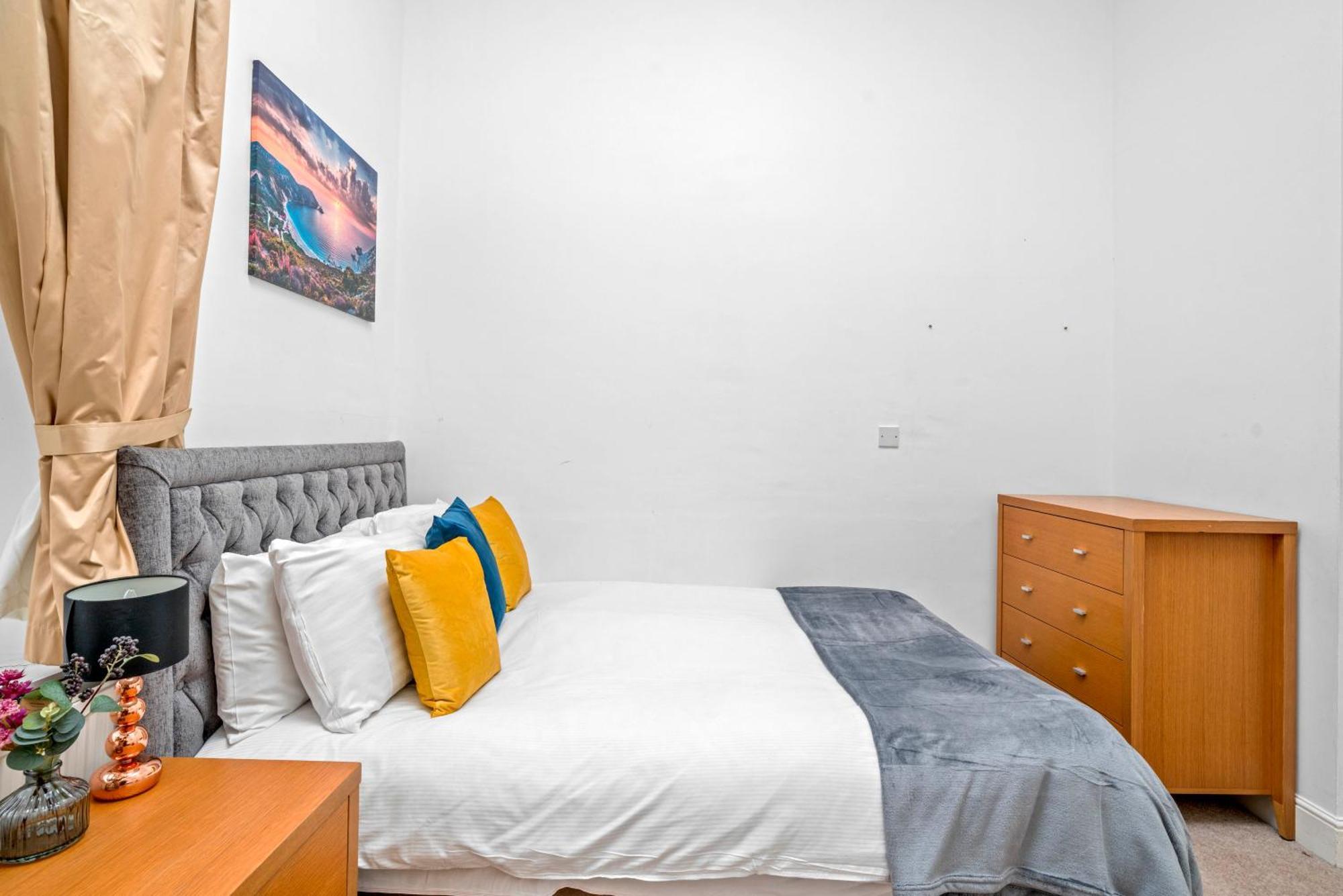 Larger Groups Close To O2 Arena Excel Canary Wharf With Wifi And Parking Within Mins Walk To Drl & Jubilee Line Apartment London