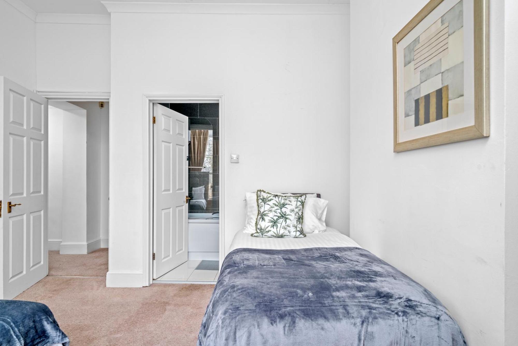 Larger Groups Close To O2 Arena Excel Canary Wharf With Wifi And Parking Within Mins Walk To Drl & Jubilee Line Apartment