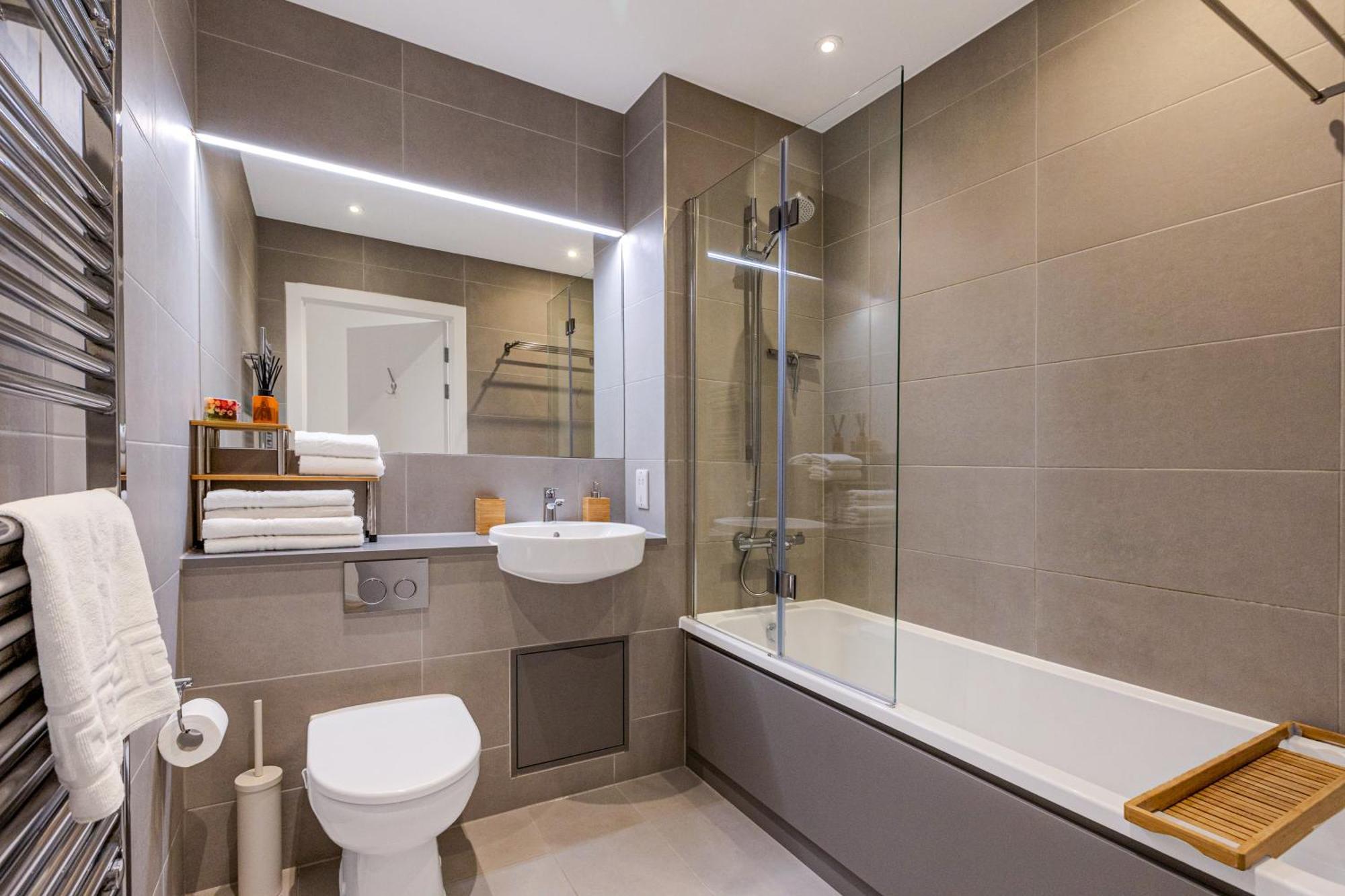 Magnificent New Cross 2br Penthouse With Balcony And Views Lägenhet