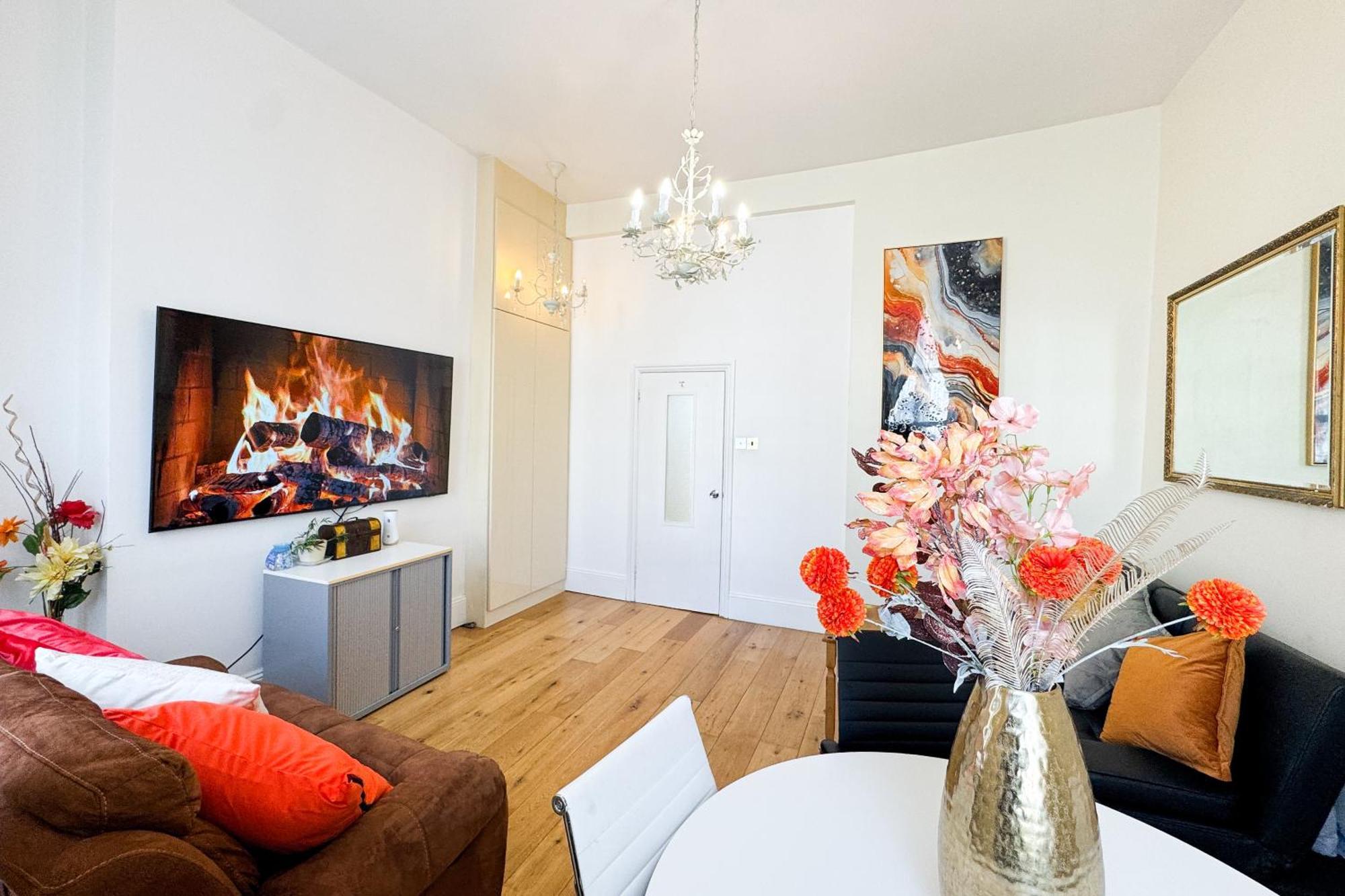 Mile End Road By Smart Corporate Londres