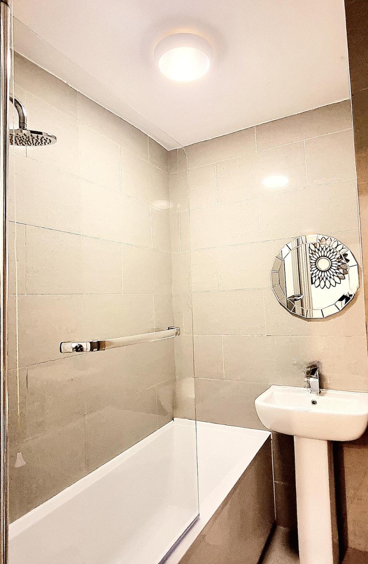 Spacious 2 Bedroom-3 Mins Walk Tube, Hospital, Queen Mary Uni Apartment London