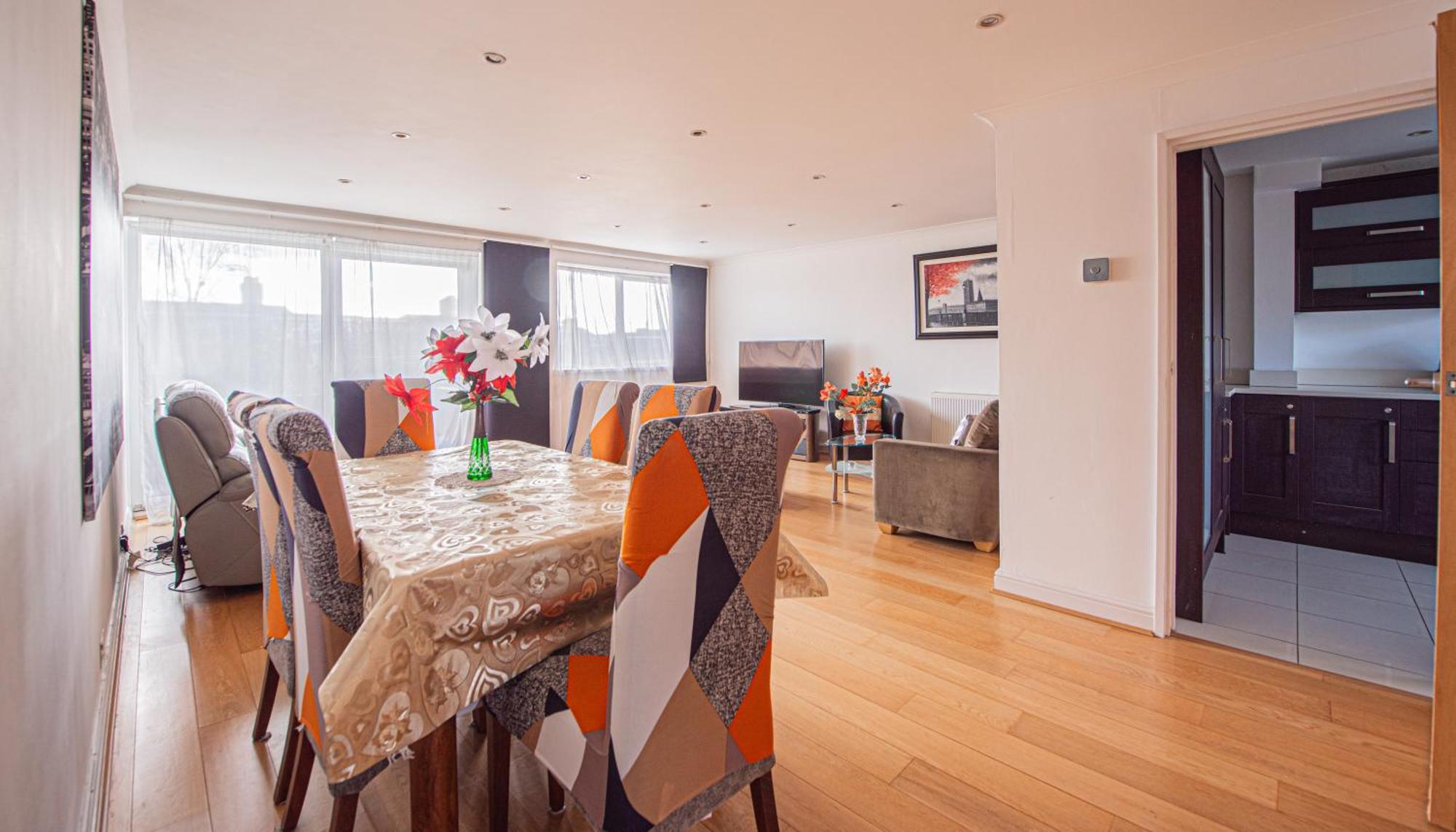 Elegant 2-bed Flat In Prime Golders Location London