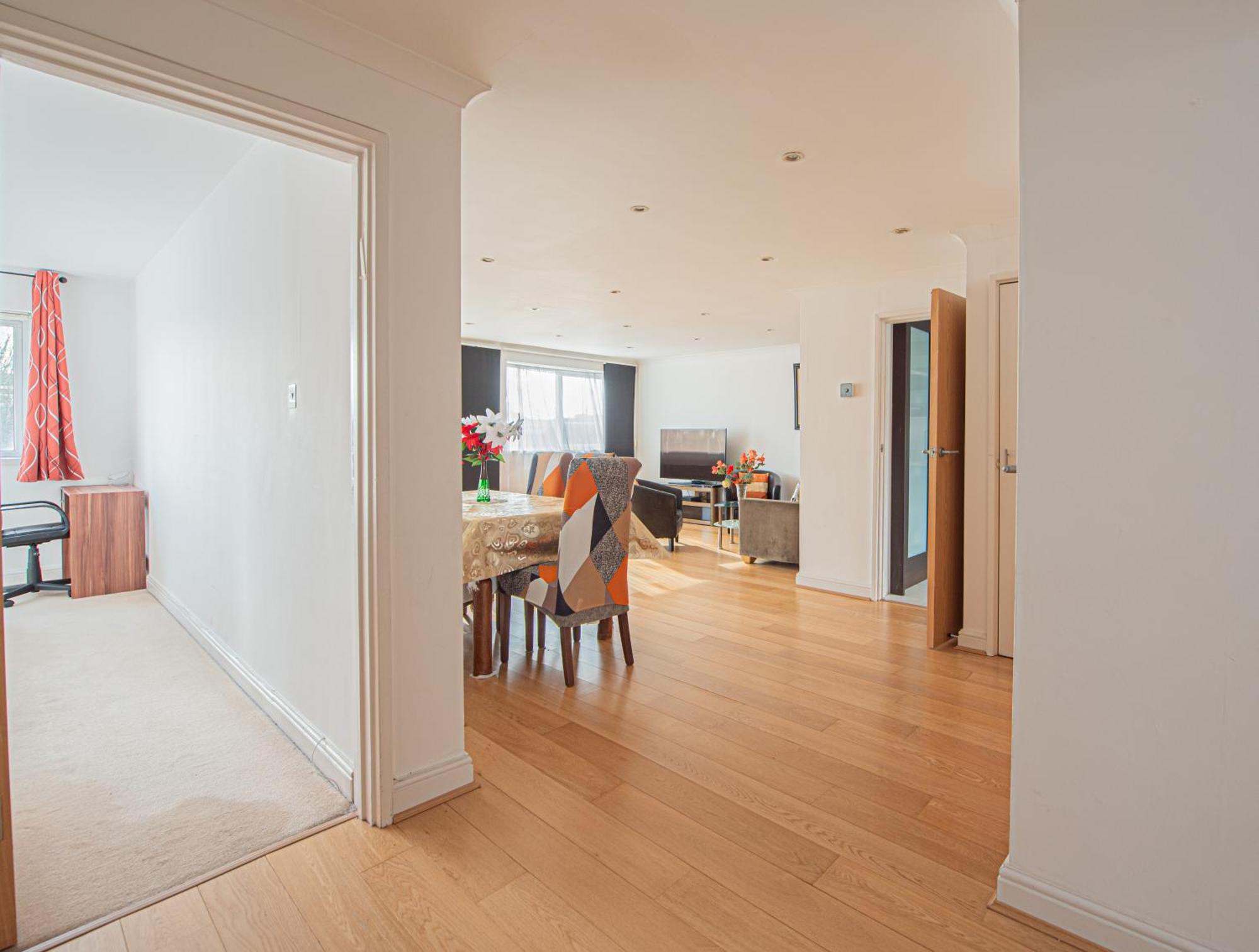 Elegant 2-bed Flat In Prime Golders Location London