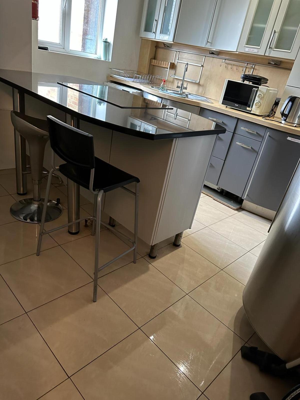 Apartment Shared Ideal For Professional Or Students In Heart Of *