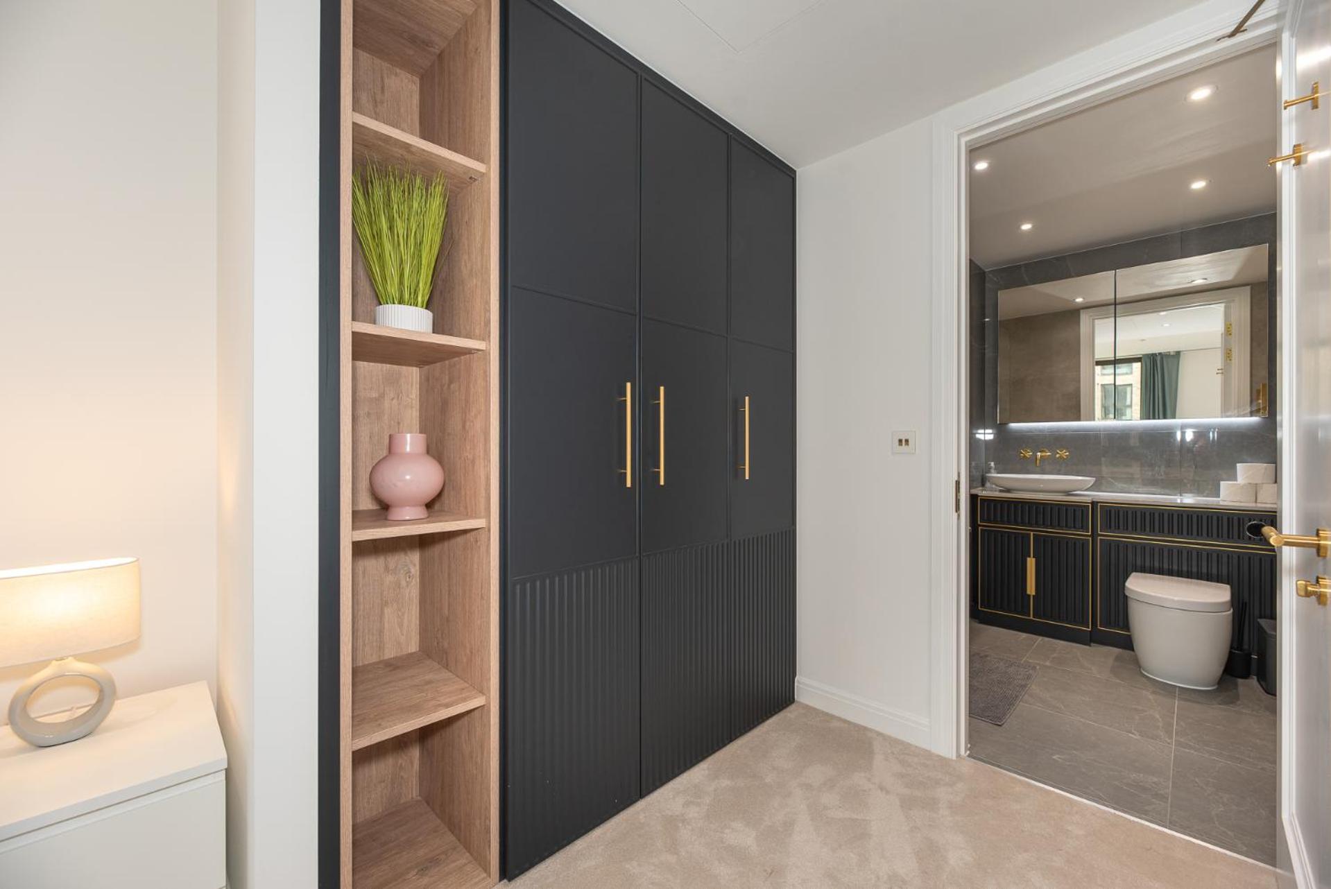 Premium 2-Bedroom Flat With Lift & Private Balcony In Farringdon, London Apartment *