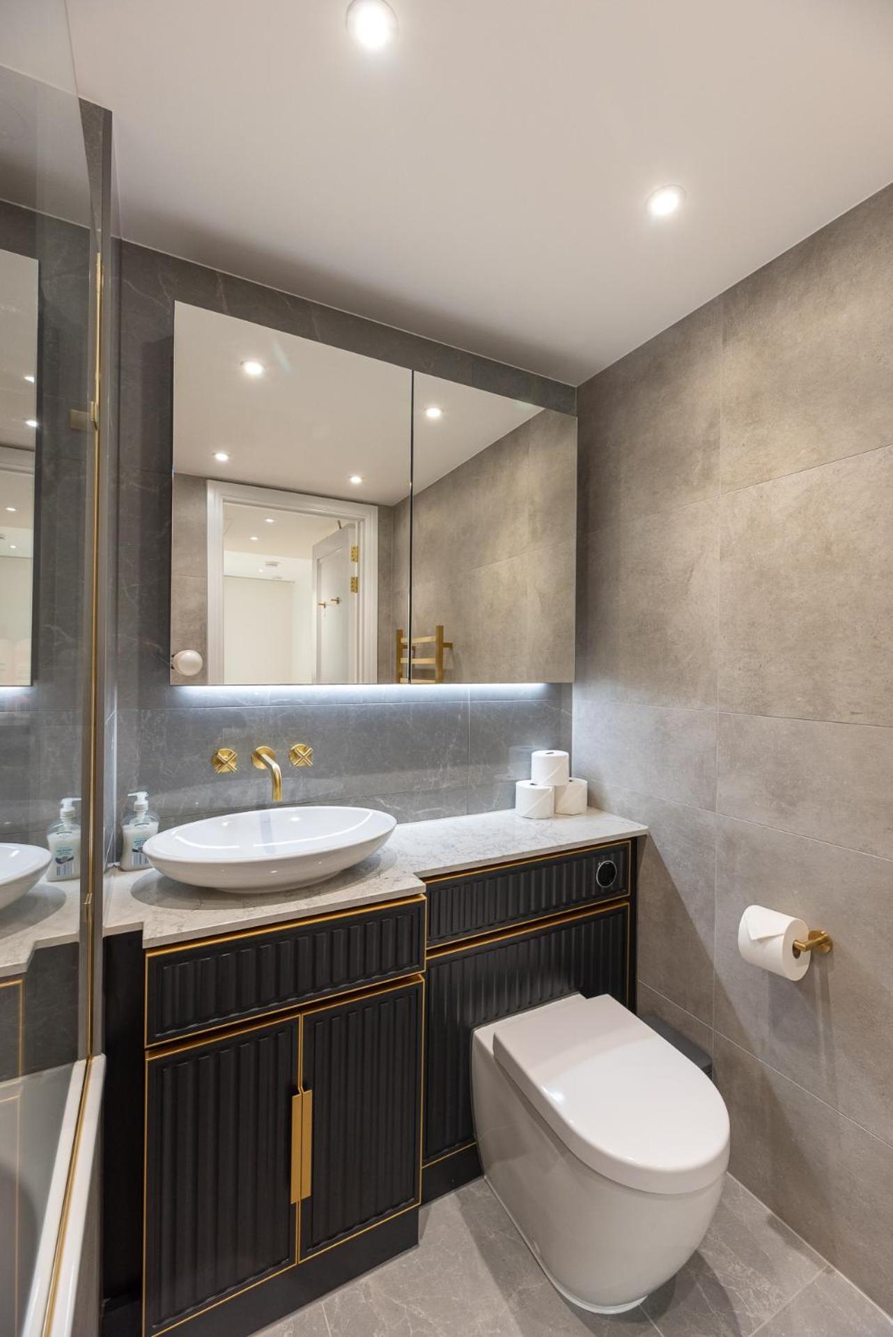 Apartment Premium 2-Bedroom Flat With Lift & Private Balcony In Farringdon, London