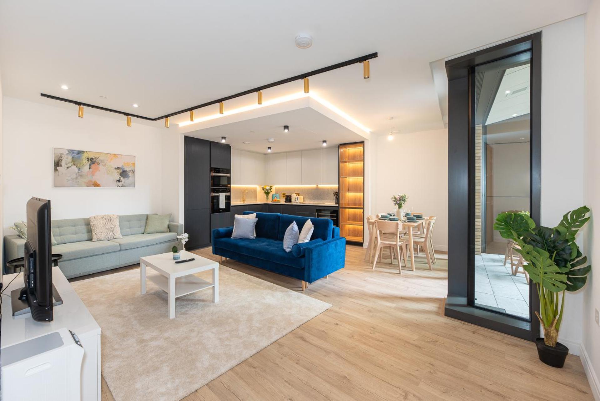 Premium 2-Bedroom Flat With Lift & Private Balcony In Farringdon, London *