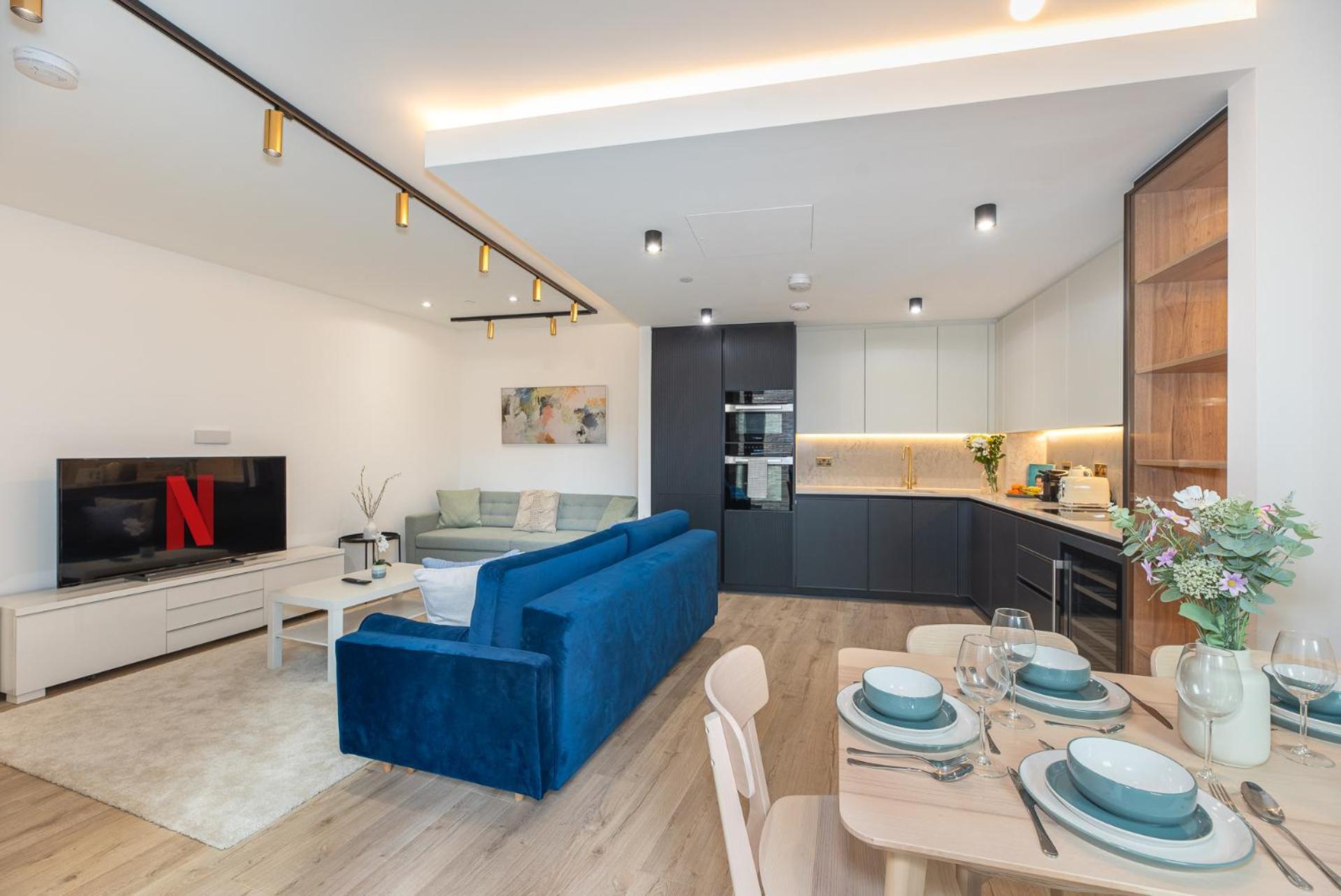 Premium 2-Bedroom Flat With Lift & Private Balcony In Farringdon, London Apartment *
