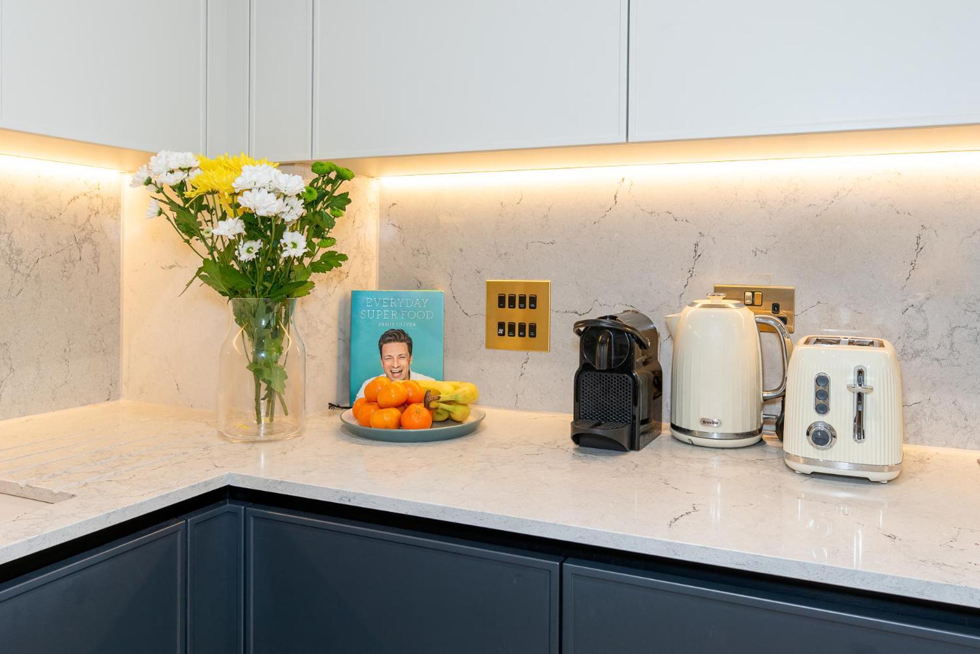 Premium 2-Bedroom Flat With Lift & Private Balcony In Farringdon, London Apartment London