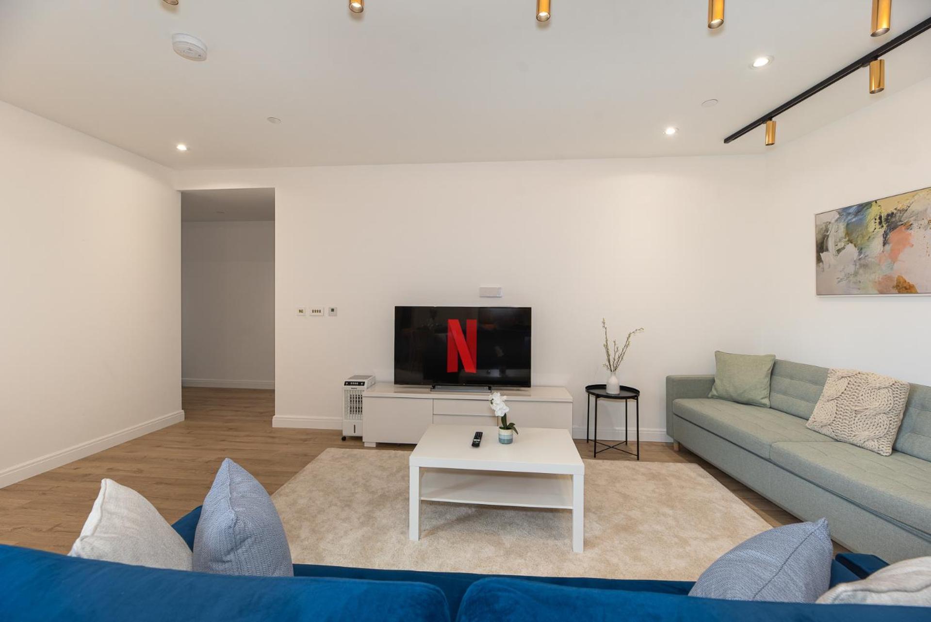 Premium 2-Bedroom Flat With Lift & Private Balcony In Farringdon, London London