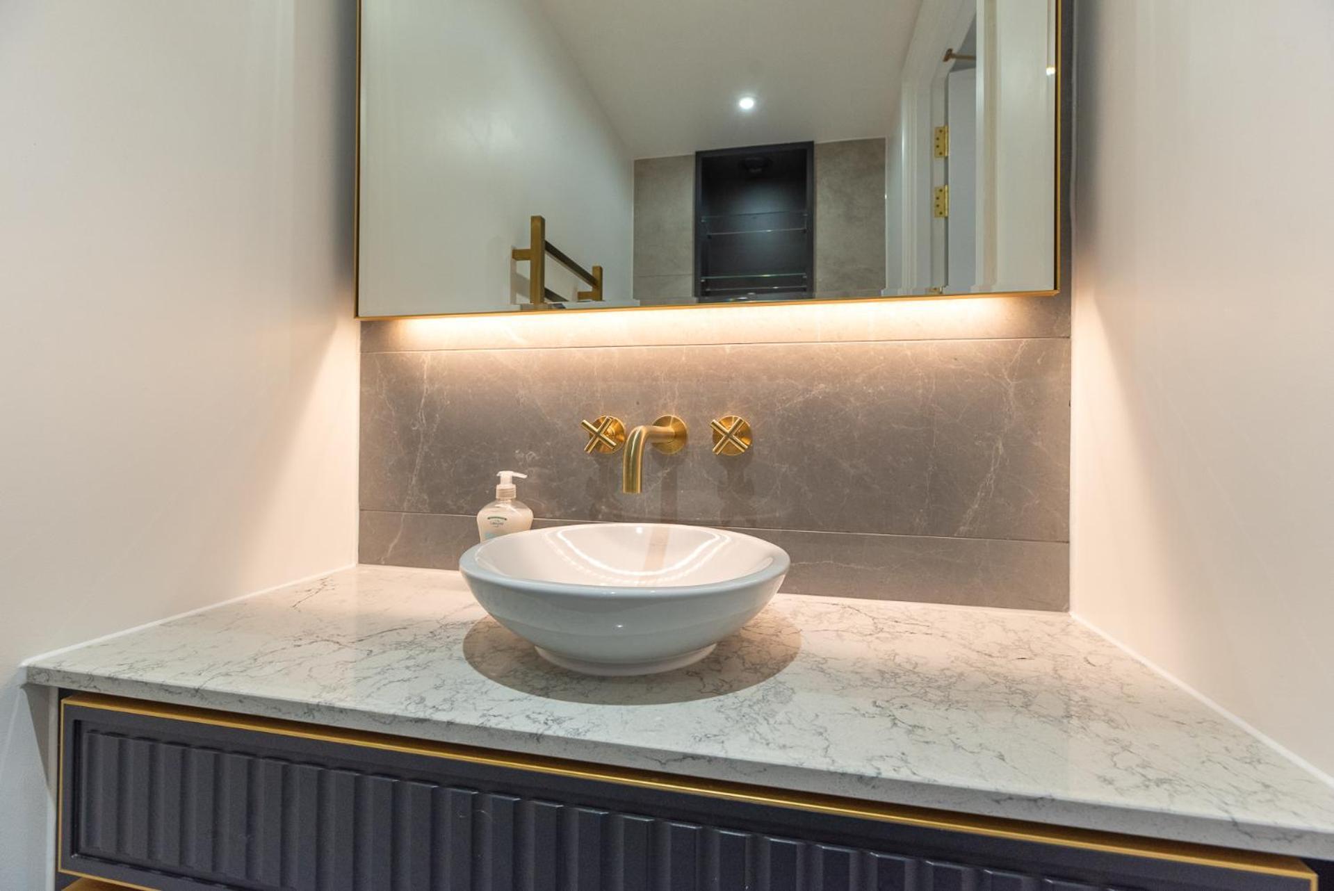 Premium 2-Bedroom Flat With Lift & Private Balcony In Farringdon, London Apartment *