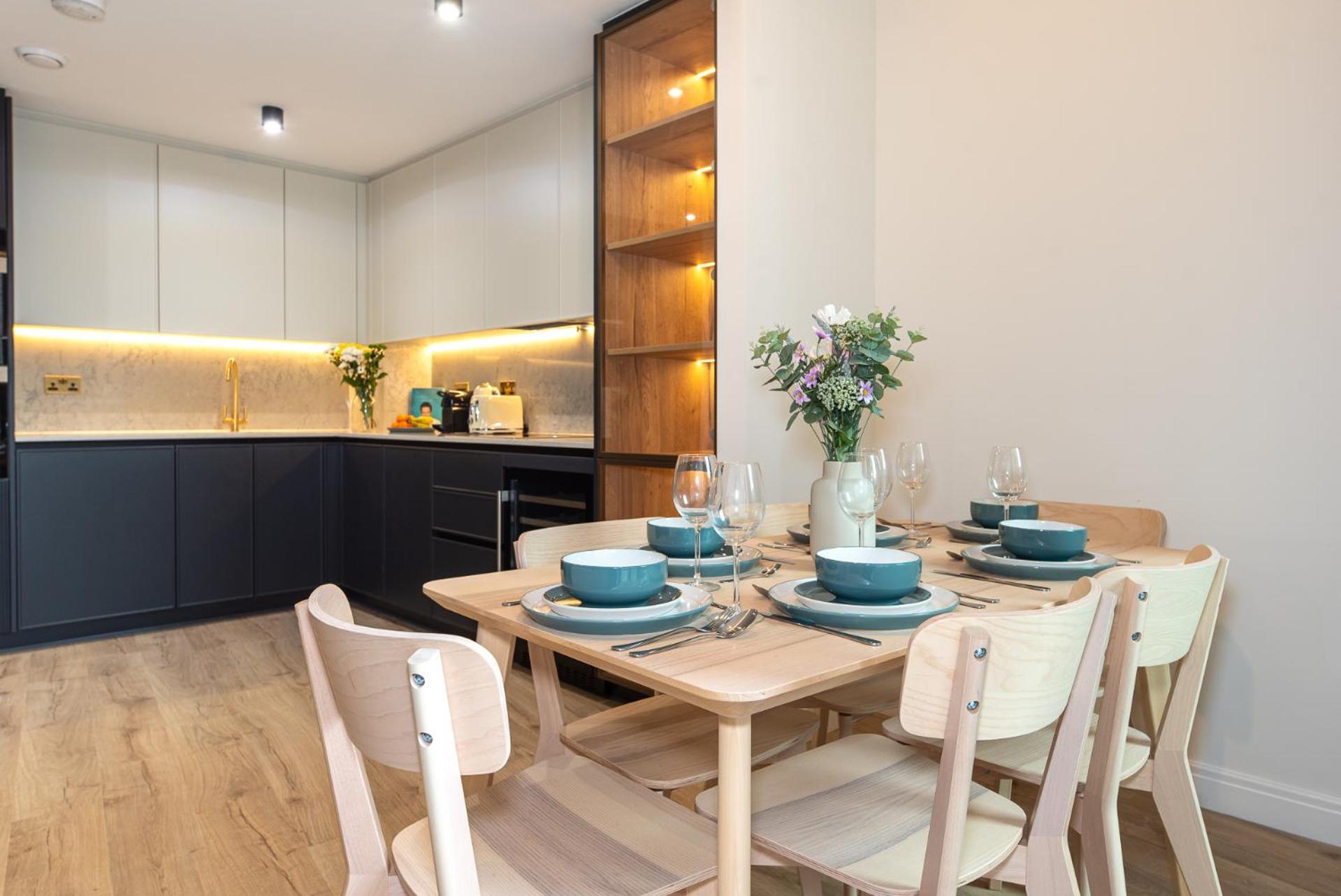 Premium 2-Bedroom Flat With Lift & Private Balcony In Farringdon, London