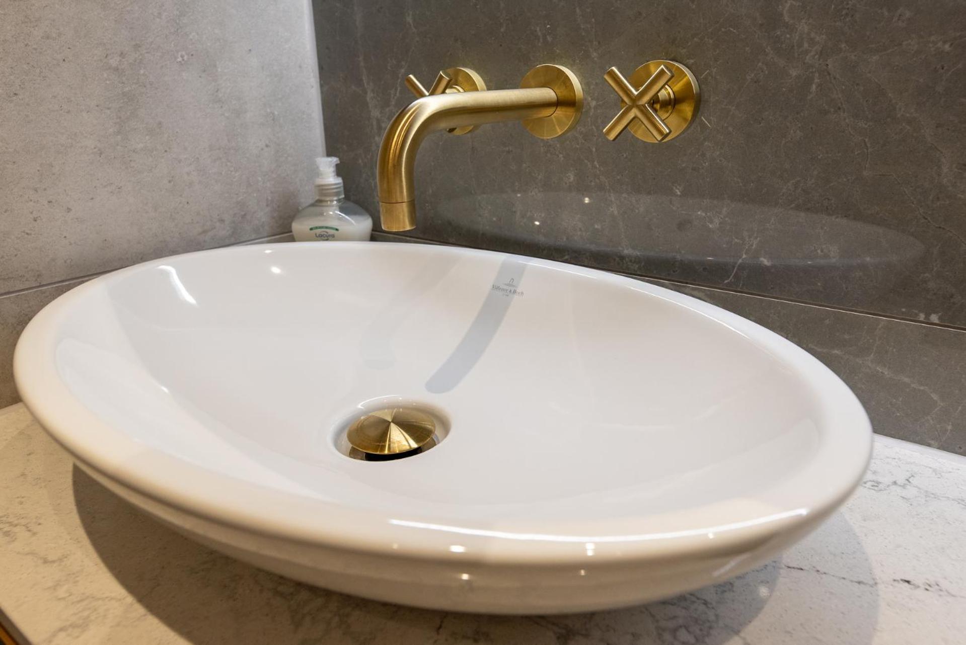 Premium 2-Bedroom Flat With Lift & Private Balcony In Farringdon, London London