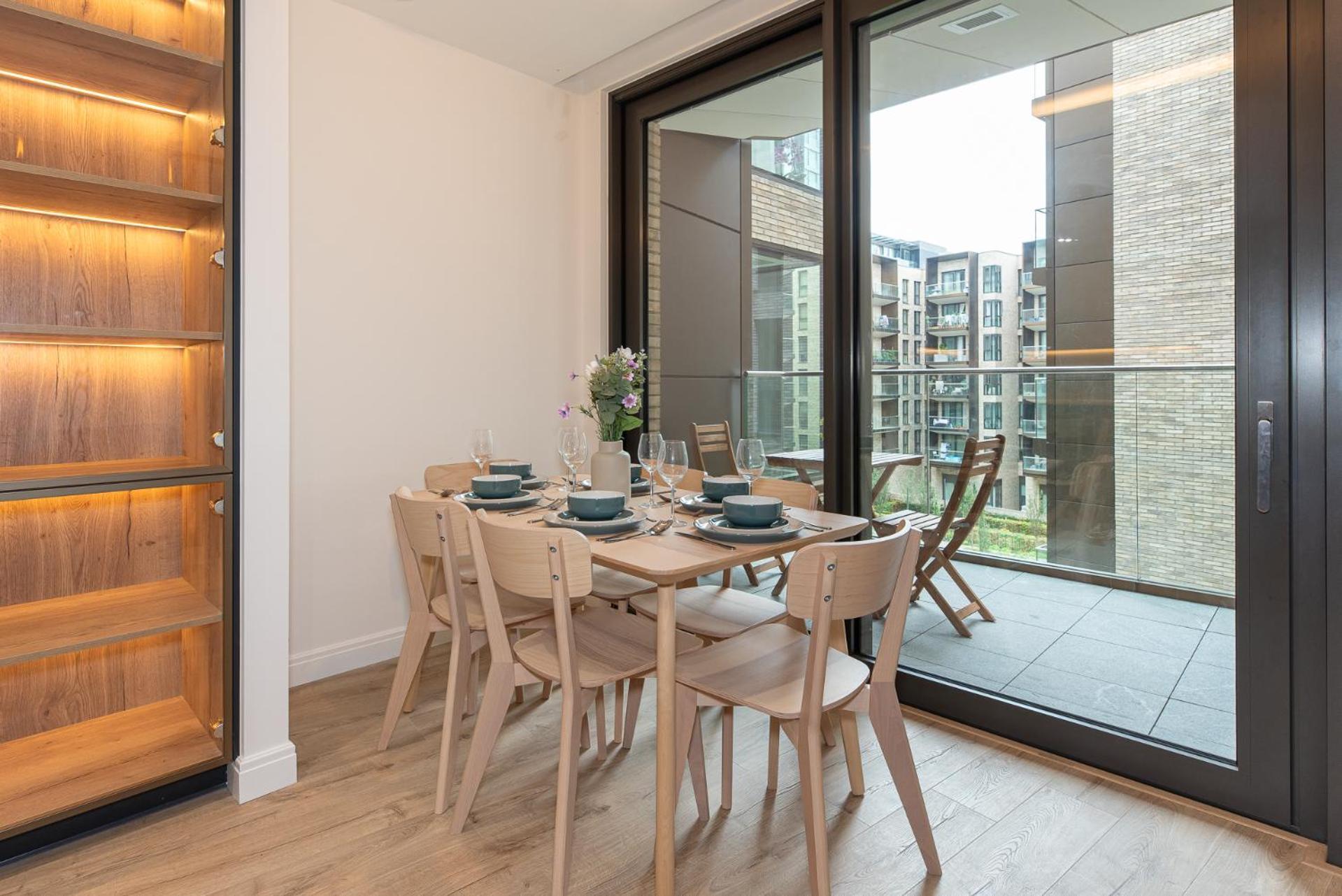 Premium 2-Bedroom Flat With Lift & Private Balcony In Farringdon, London Apartment *