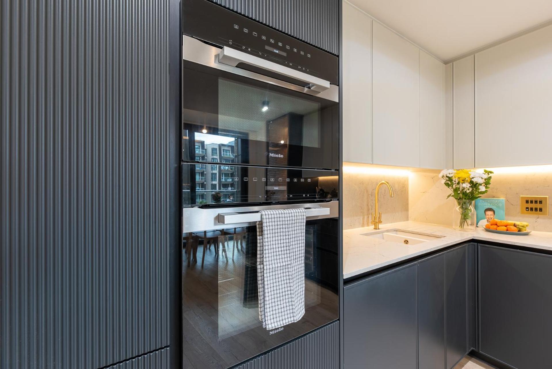Premium 2-Bedroom Flat With Lift & Private Balcony In Farringdon, London Apartment London
