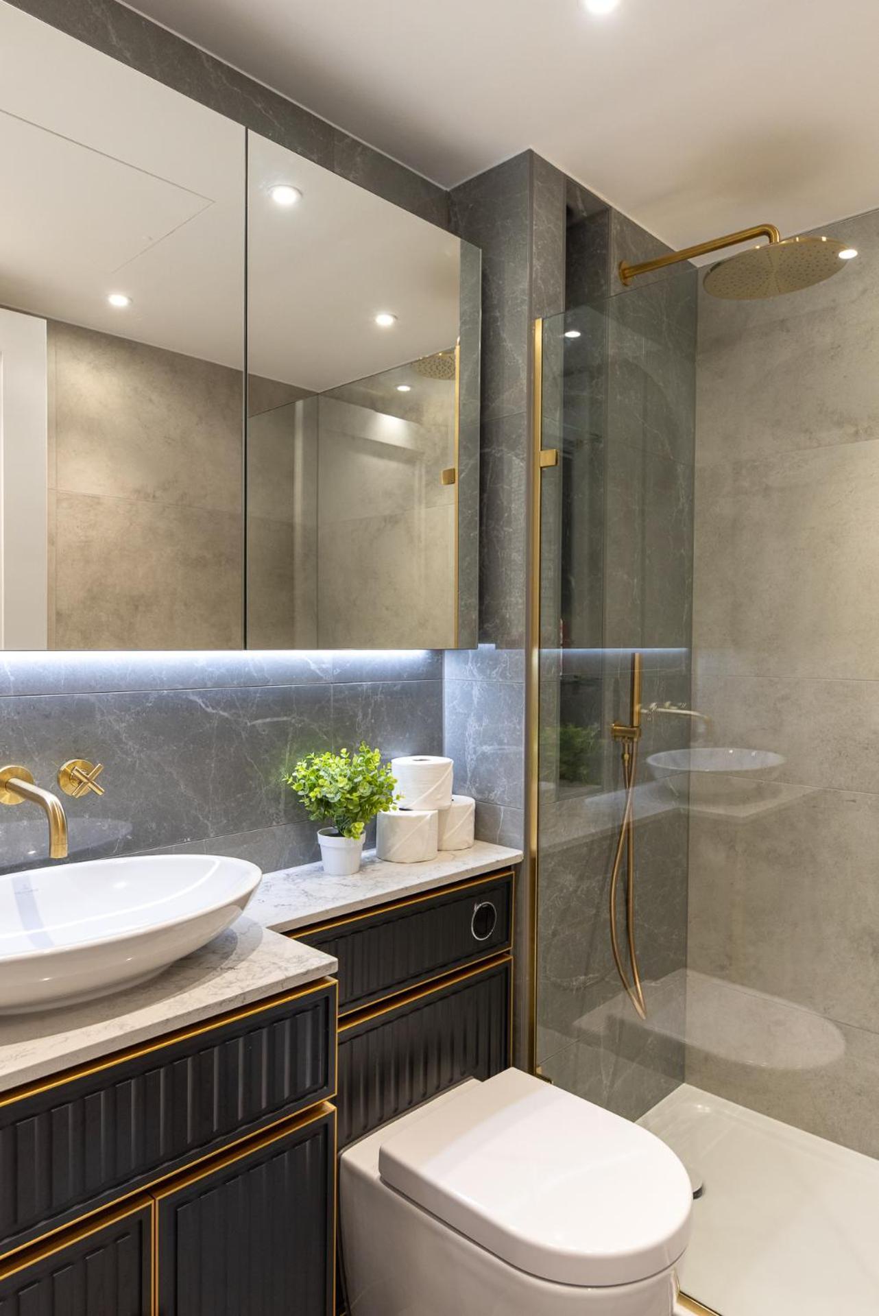 Premium 2-Bedroom Flat With Lift & Private Balcony In Farringdon, London *