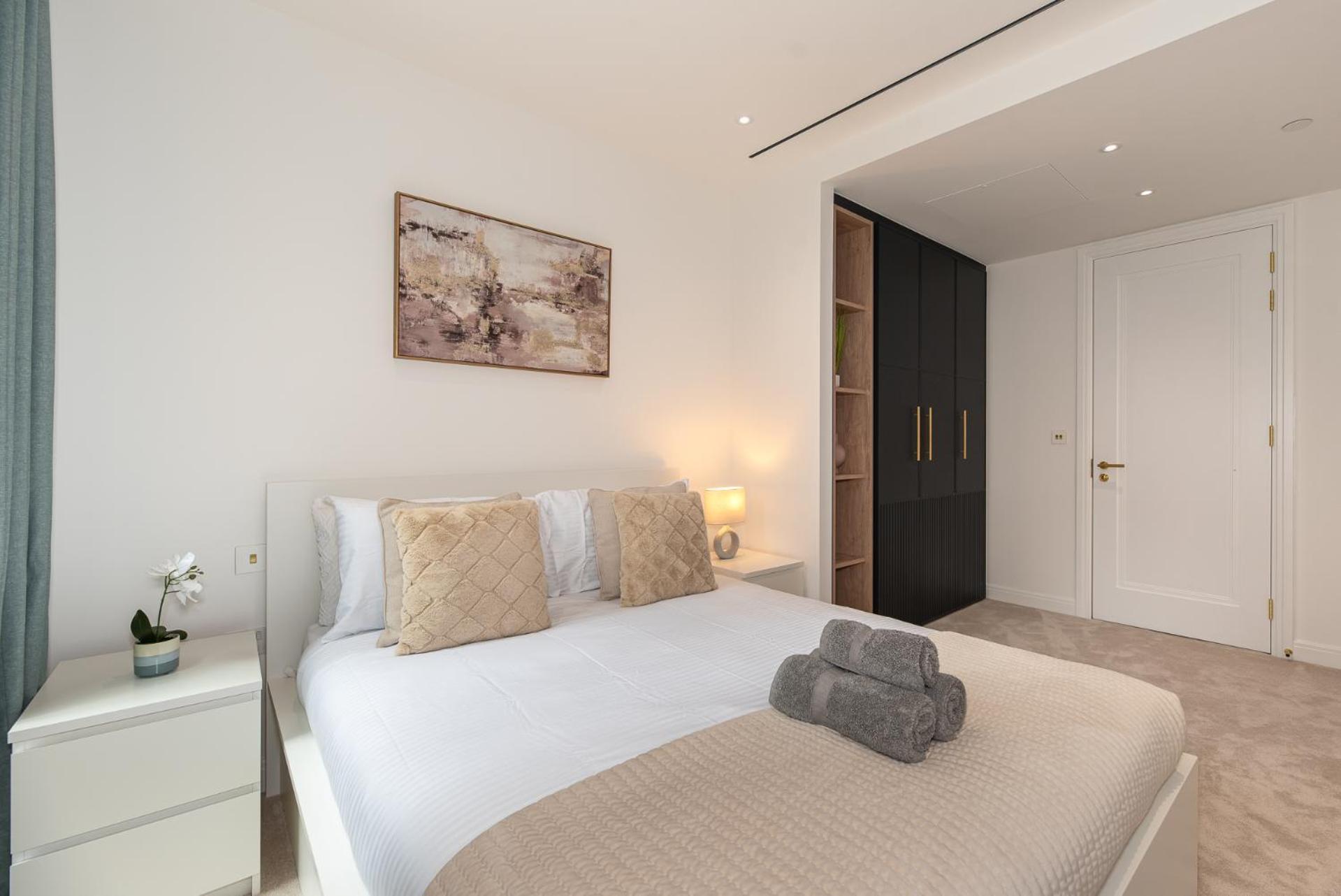 Premium 2-Bedroom Flat With Lift & Private Balcony In Farringdon, London London