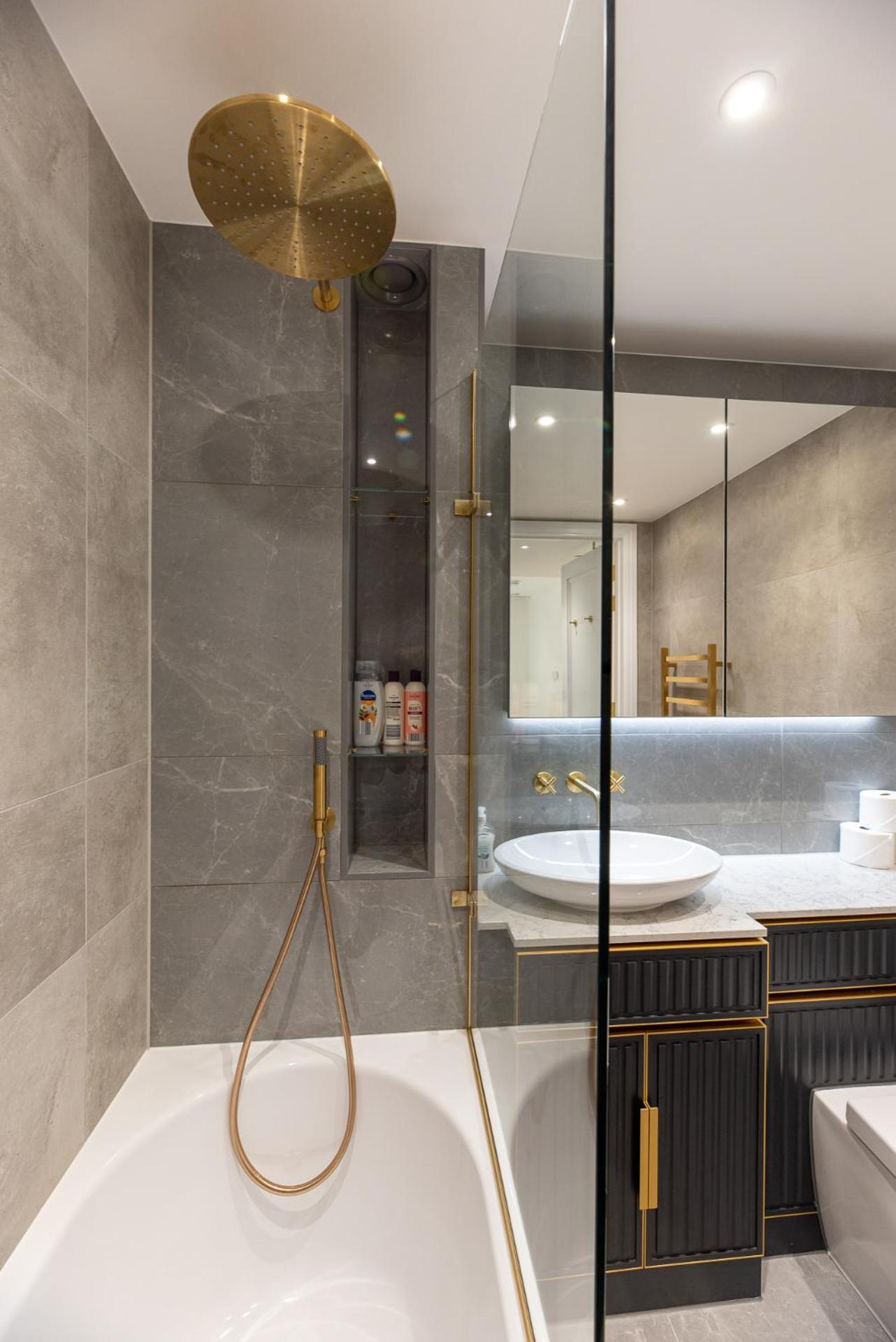 Premium 2-Bedroom Flat With Lift & Private Balcony In Farringdon, London