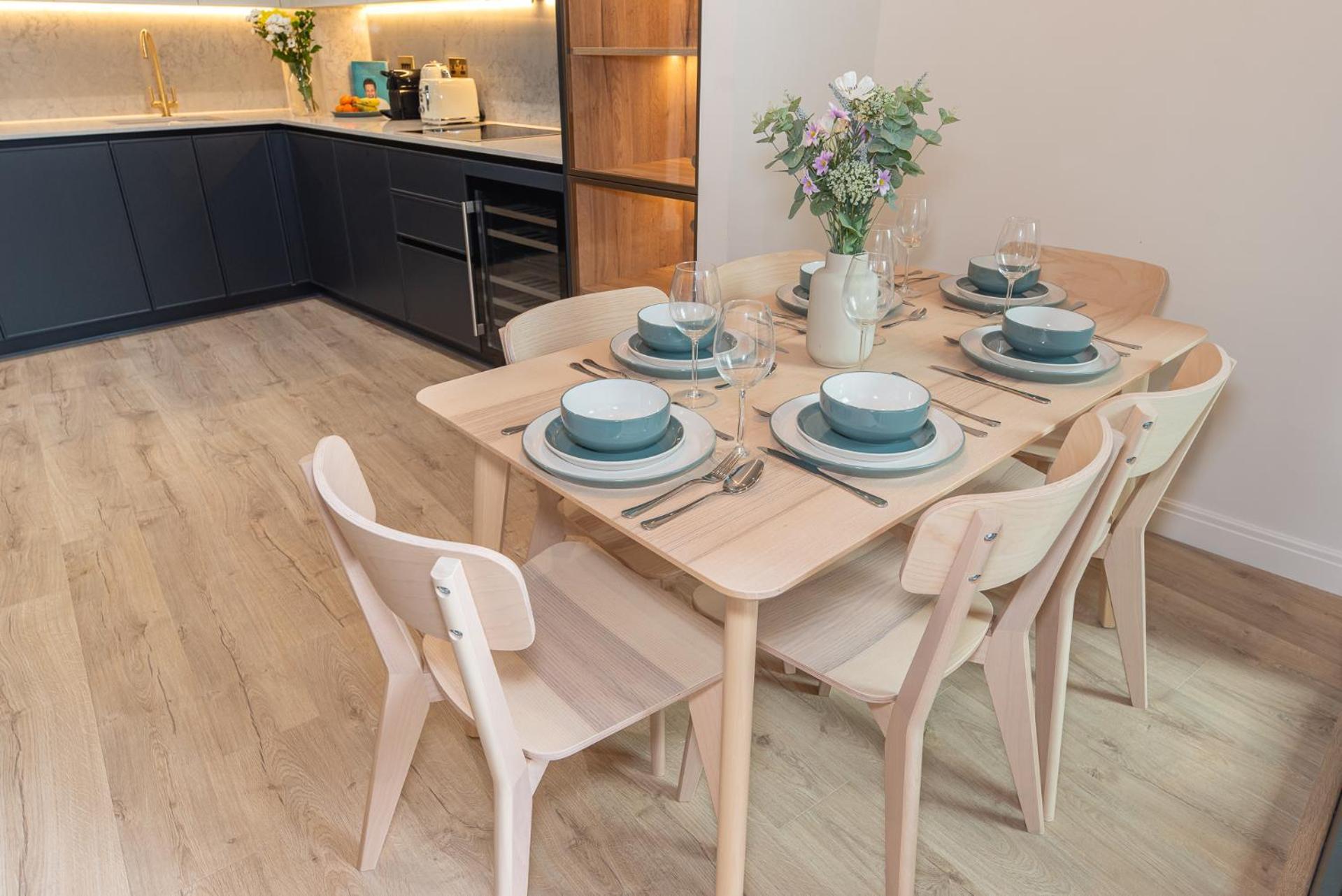 Premium 2-Bedroom Flat With Lift & Private Balcony In Farringdon, London Apartment *
