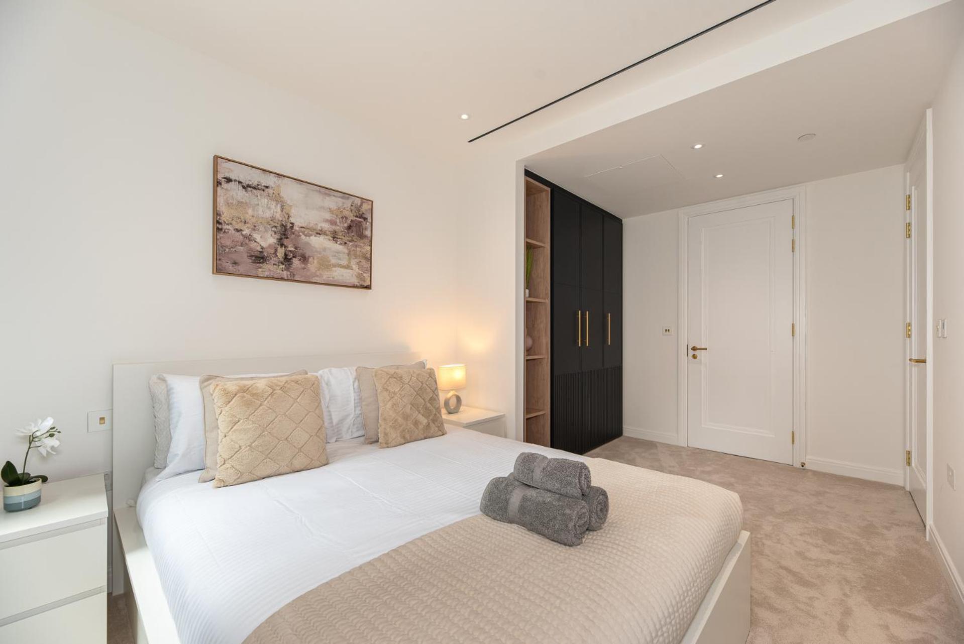 Premium 2-Bedroom Flat With Lift & Private Balcony In Farringdon, London Apartment London