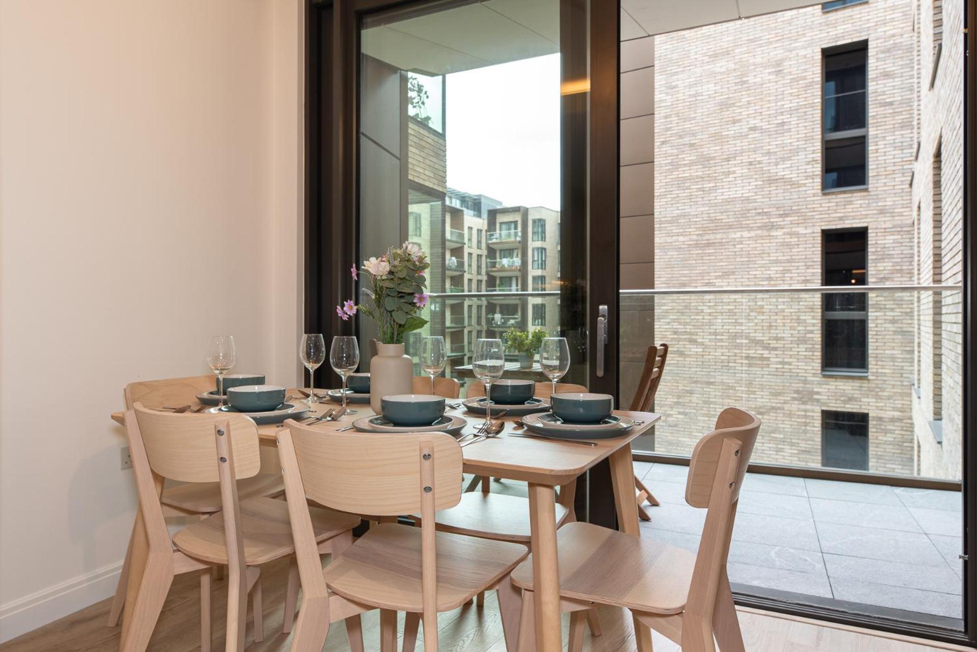 Premium 2-Bedroom Flat With Lift & Private Balcony In Farringdon, London *