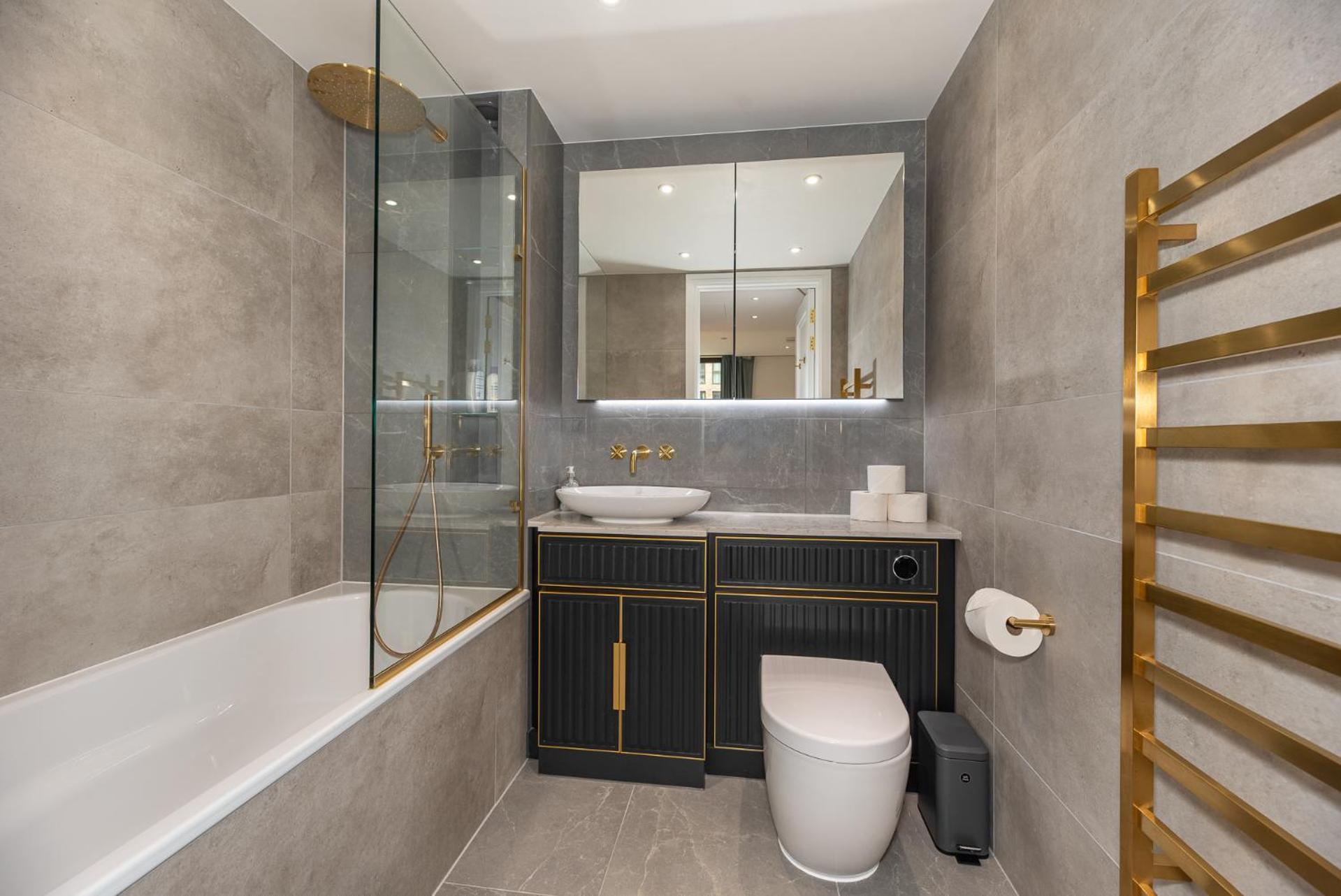 Premium 2-Bedroom Flat With Lift & Private Balcony In Farringdon, London