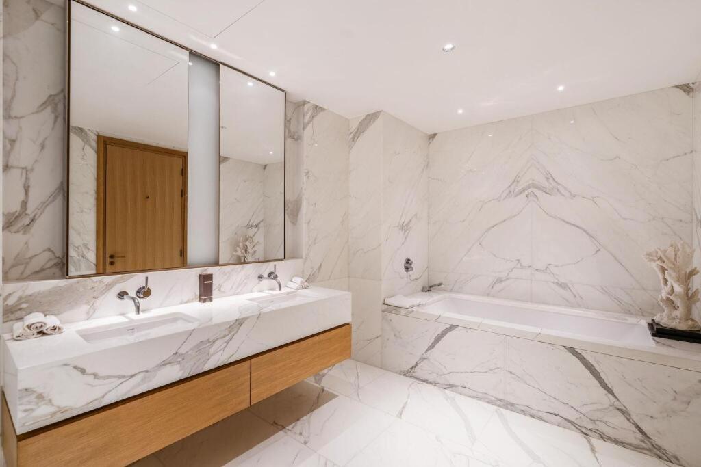 Luxury Flat With Access To Pool, And Gym * London