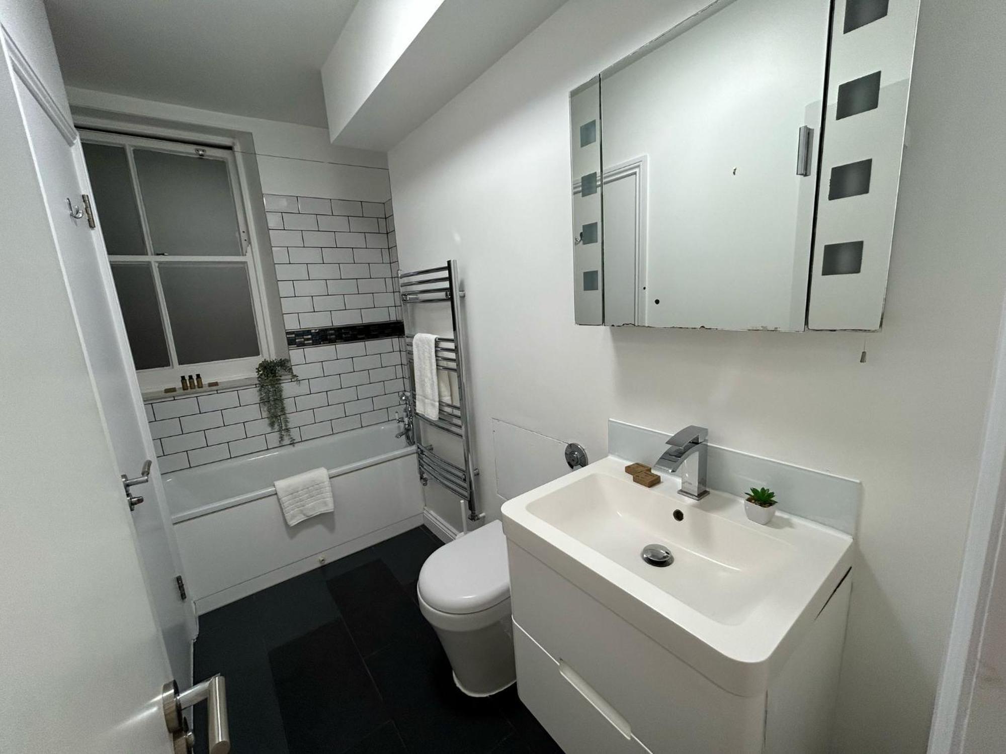 Two Bed By Livestay Short Lets & Serviced Near Oxford Circus Leilighet London
