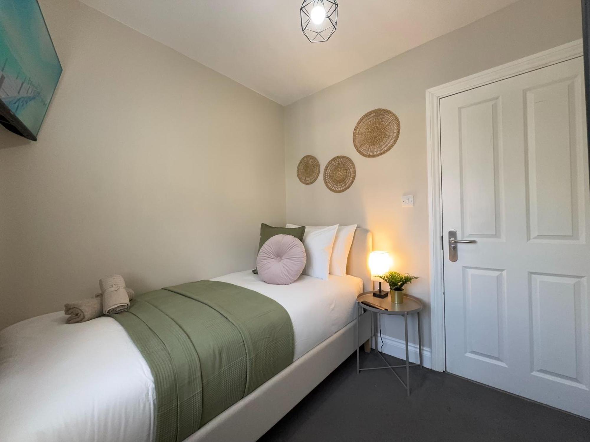 Splendid 2bed For Family 30mi To Ldn Apartment London