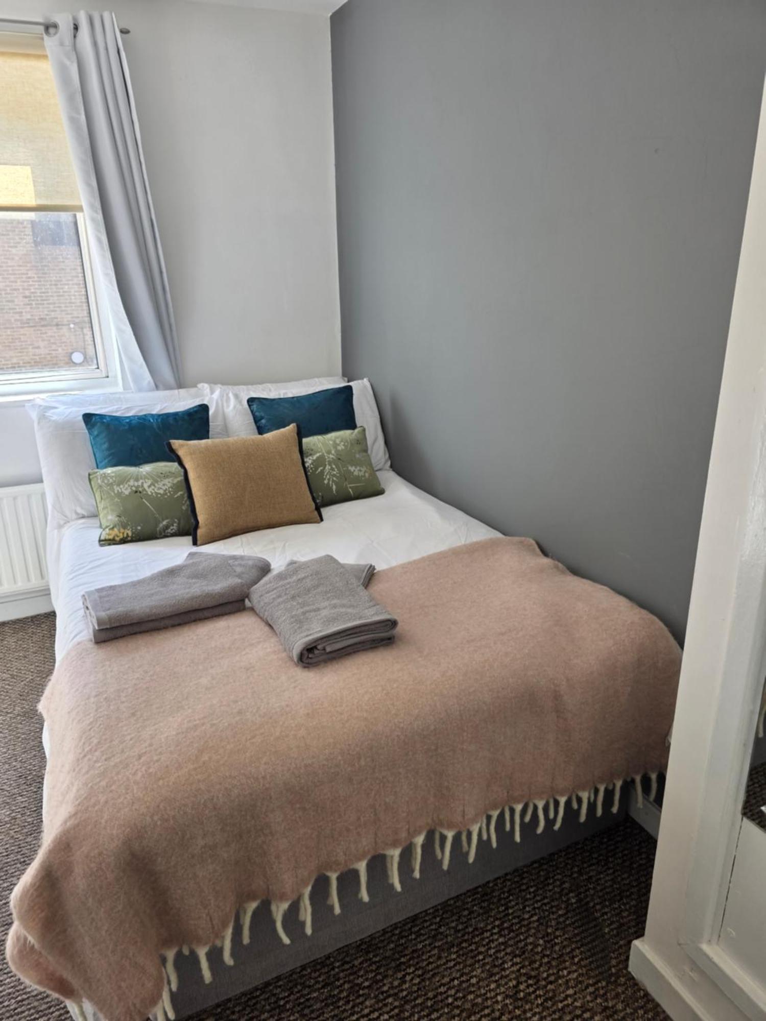 Appartamento Spacious 4-Bed Home With Secured Parking Near Abba Arena, Stadium, Tube & In Bustling Zone 2 *
