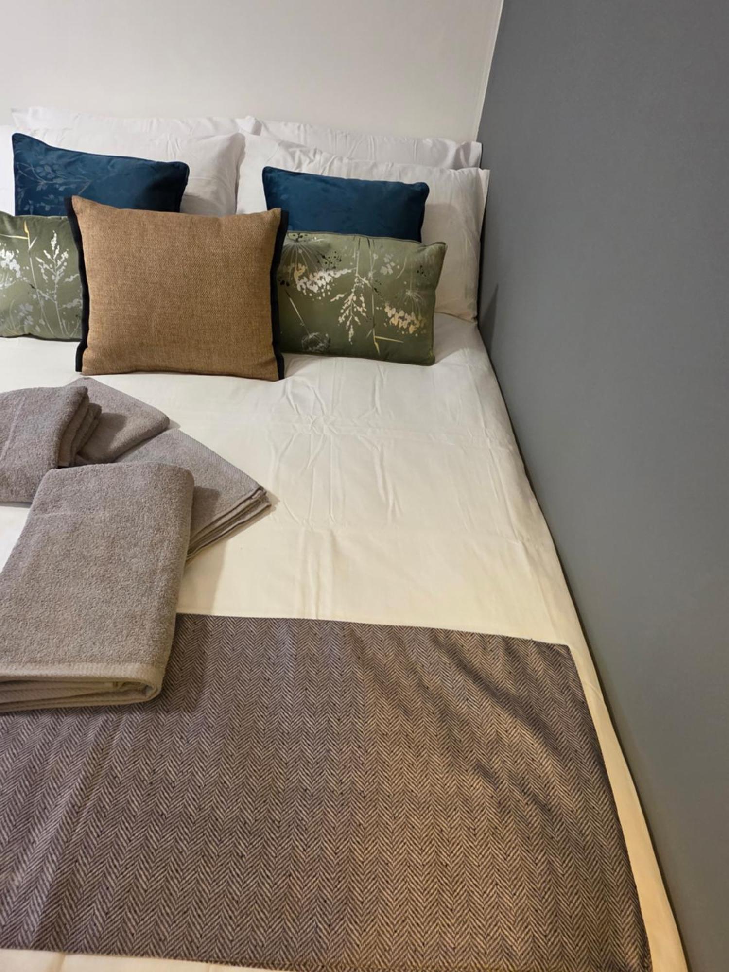 Spacious 4-Bed Home With Secured Parking Near Abba Arena, Stadium, Tube & In Bustling Zone 2 Londra