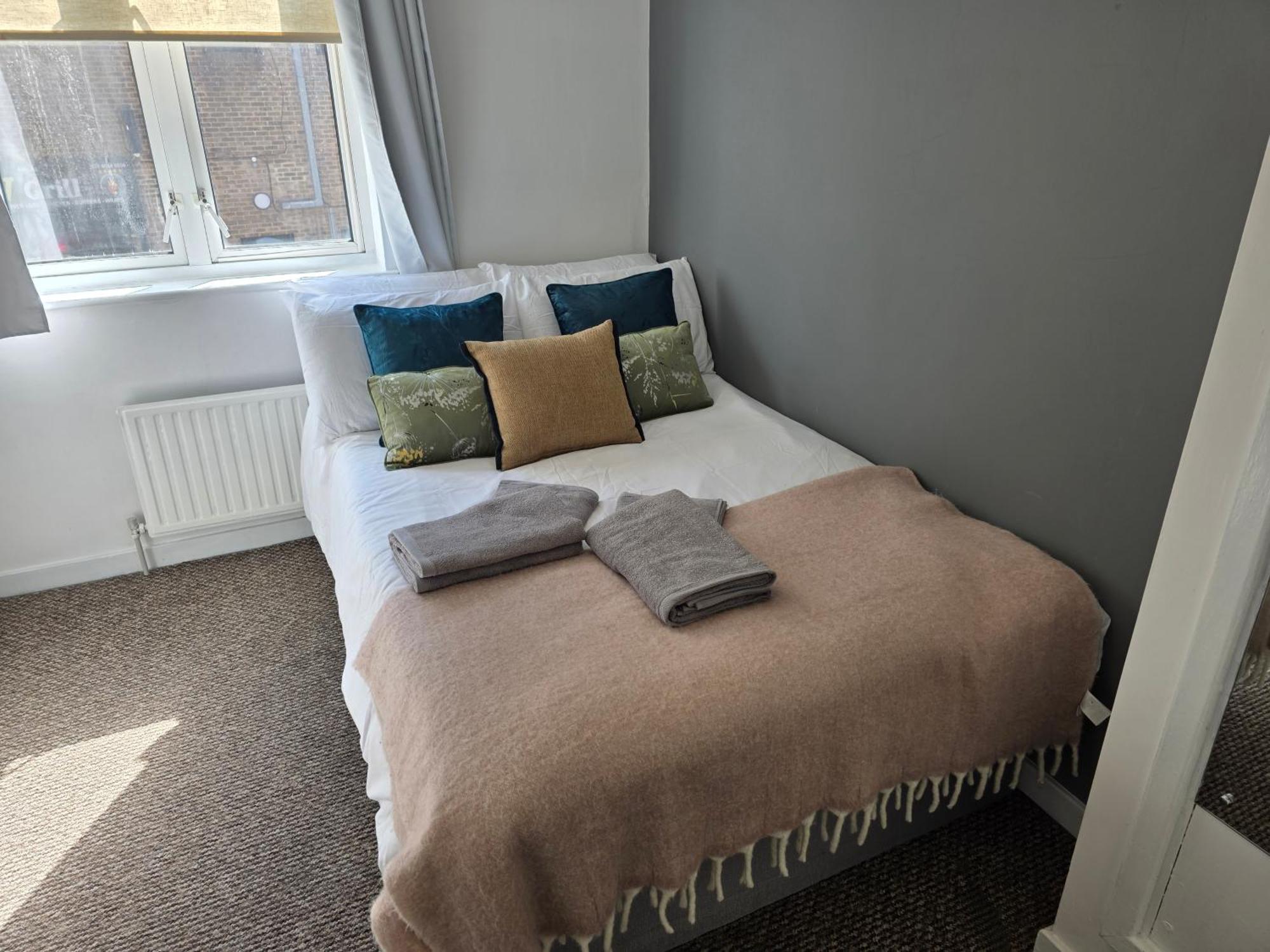 Spacious 4-Bed Home With Secured Parking Near Abba Arena, Stadium, Tube & In Bustling Zone 2 Appartamento *